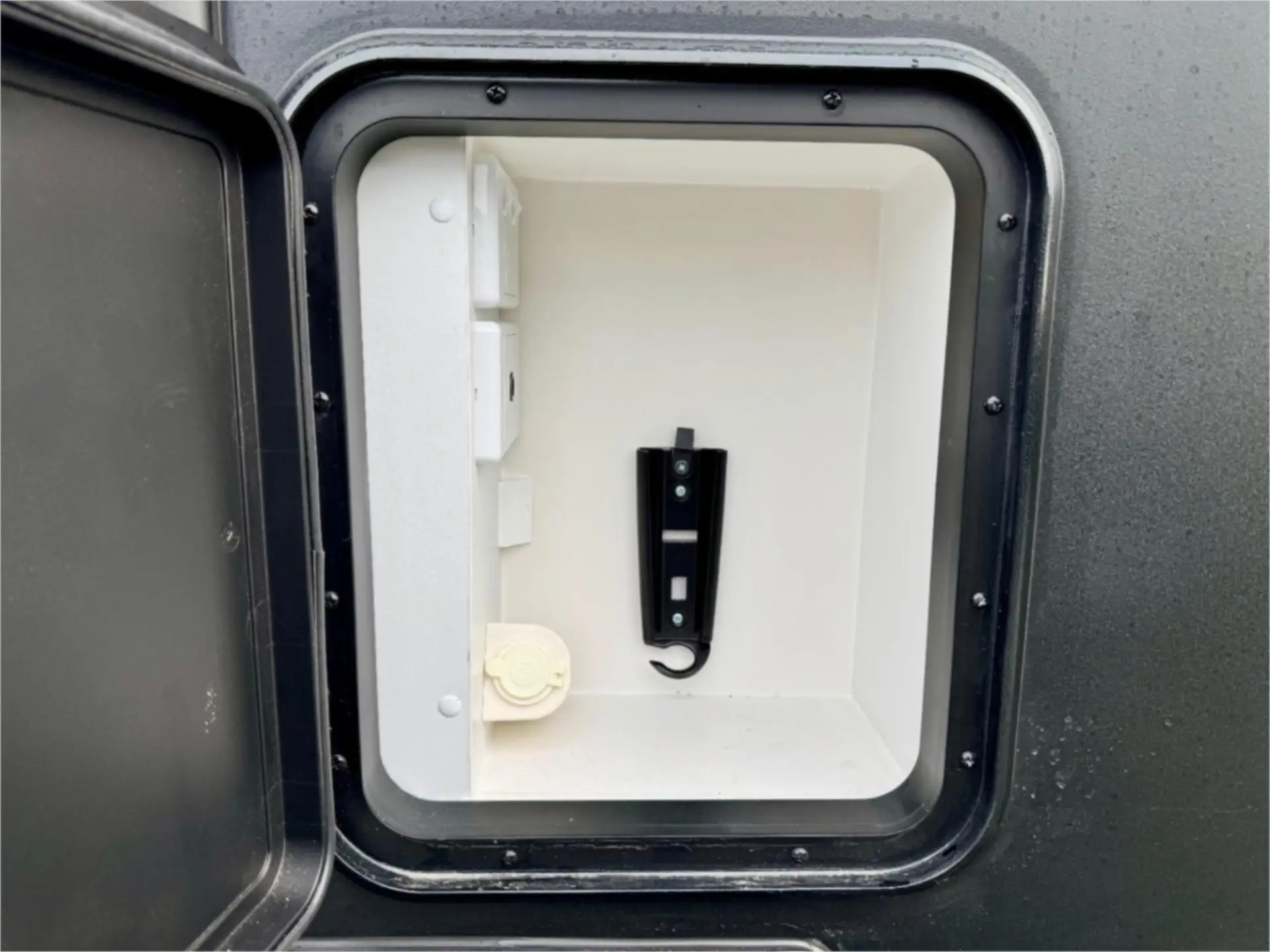 https://media-caravea.syd1.digitaloceanspaces.com/caravans/95EIC11230/exterior-20.webp