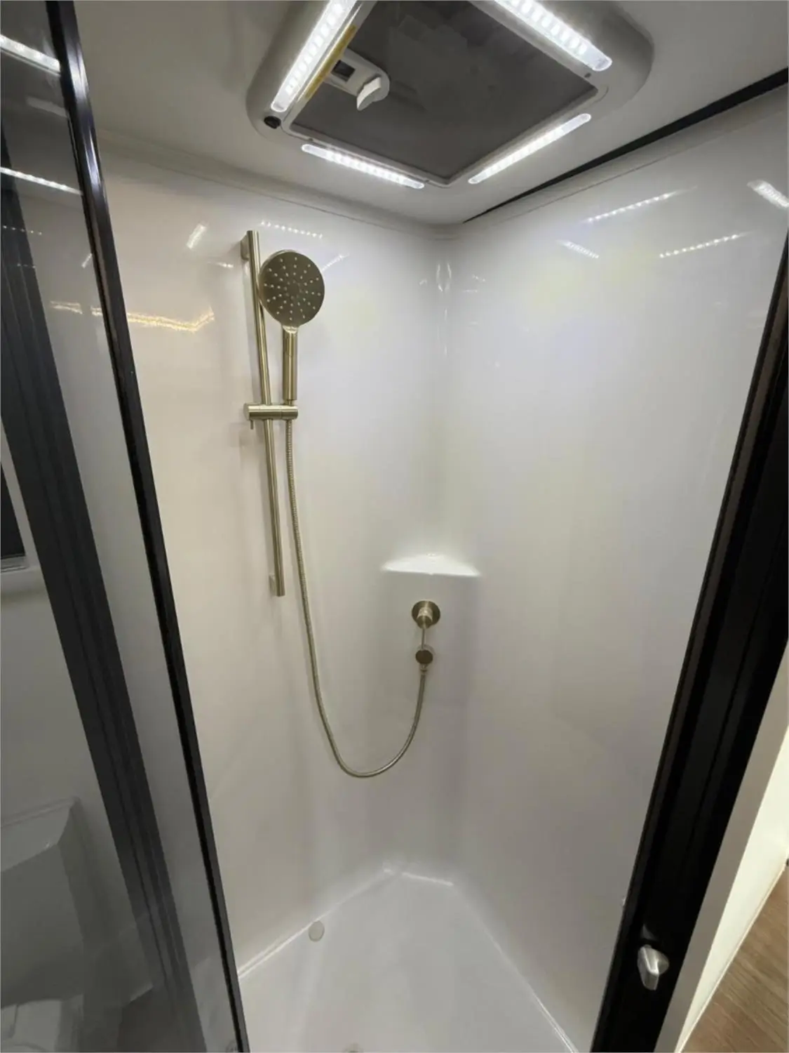 https://media-caravea.syd1.digitaloceanspaces.com/caravans/95EIC11230/exterior-25.webp
