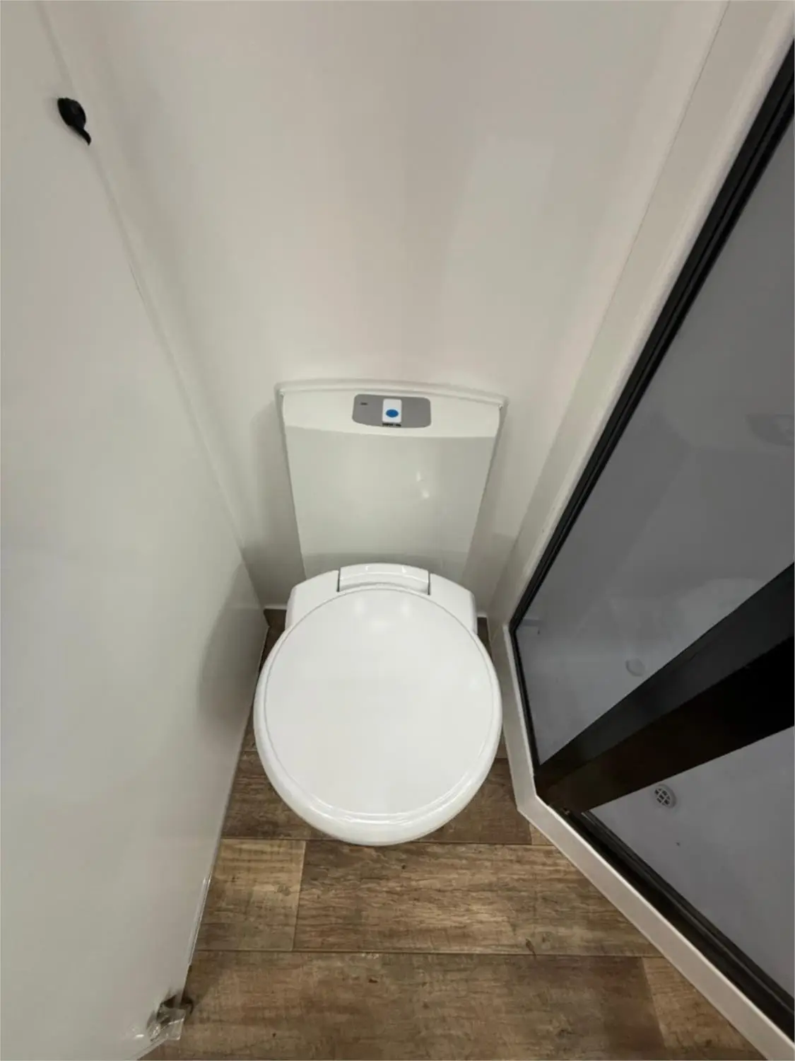 https://media-caravea.syd1.digitaloceanspaces.com/caravans/95EIC11230/exterior-3.webp