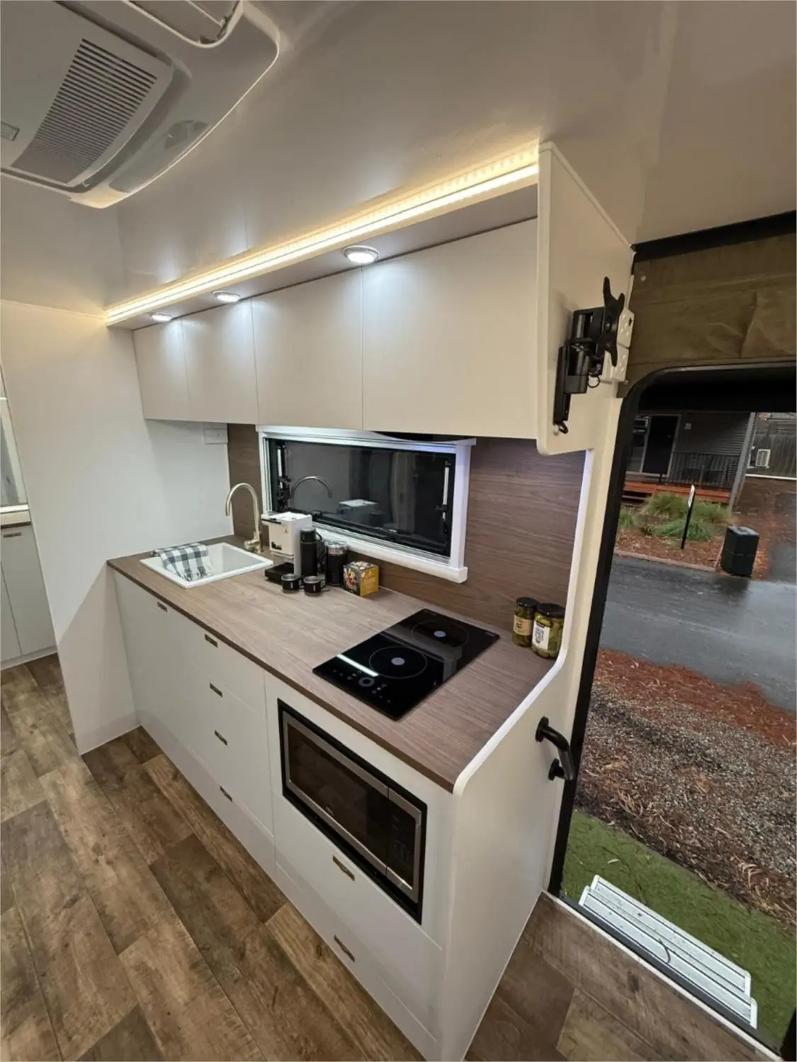 https://media-caravea.syd1.digitaloceanspaces.com/caravans/95EIC11230/exterior-31.webp