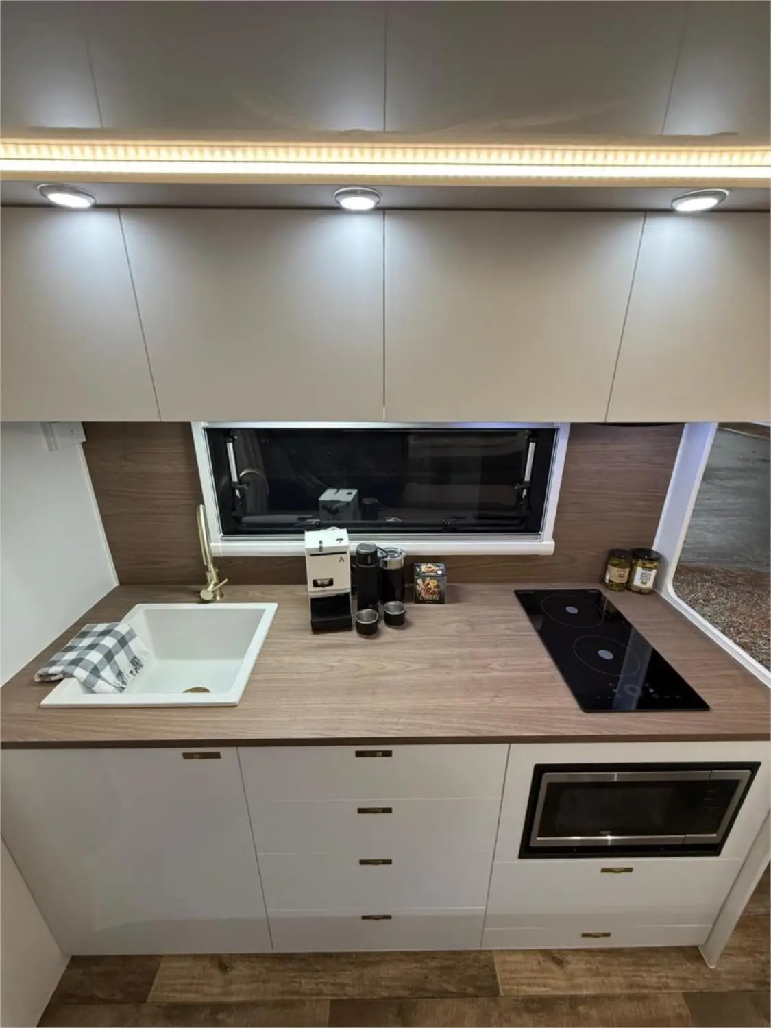 https://media-caravea.syd1.digitaloceanspaces.com/caravans/95EIC11230/exterior-32.webp