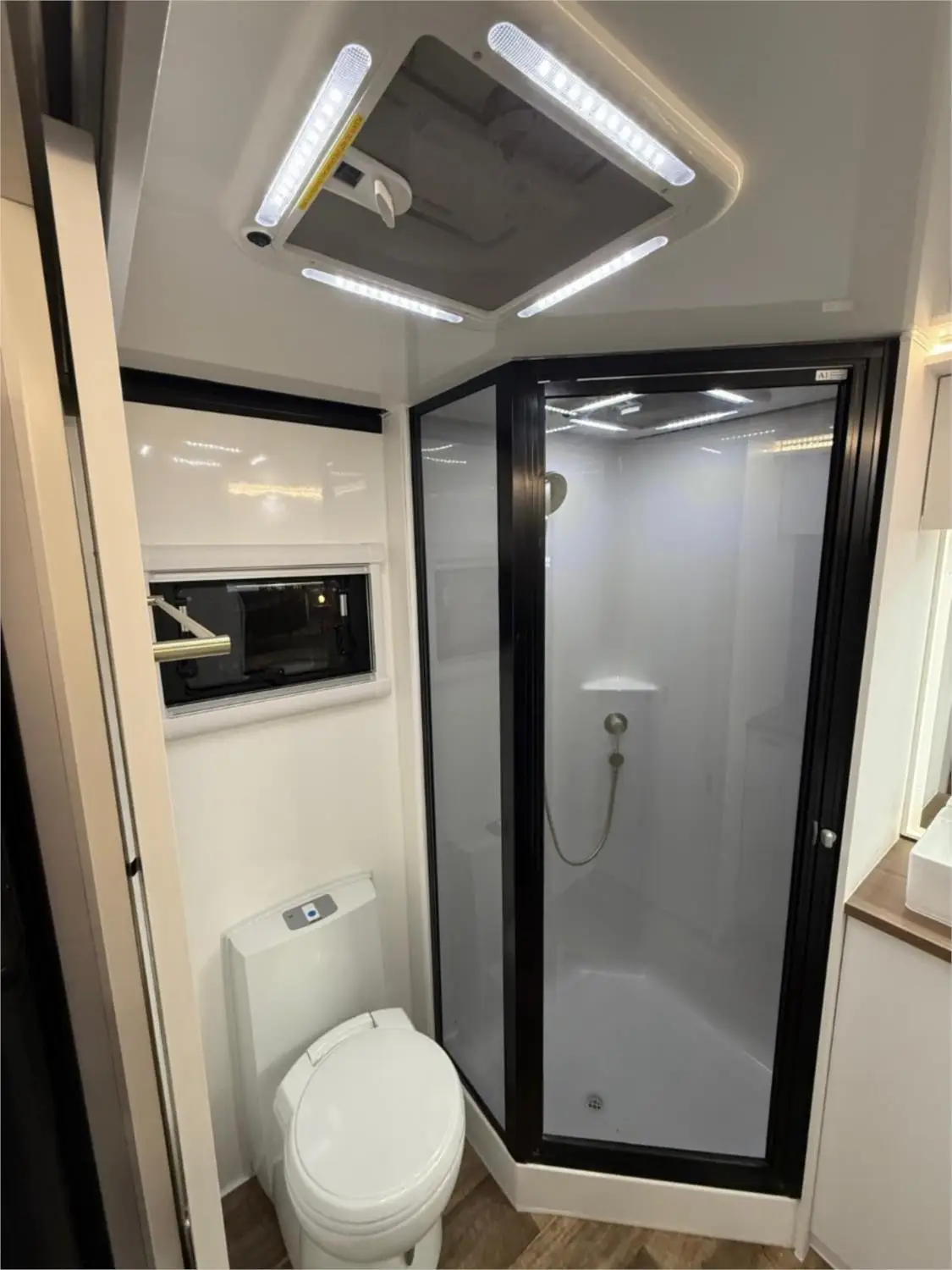 https://media-caravea.syd1.digitaloceanspaces.com/caravans/95EIC11230/exterior-4.webp