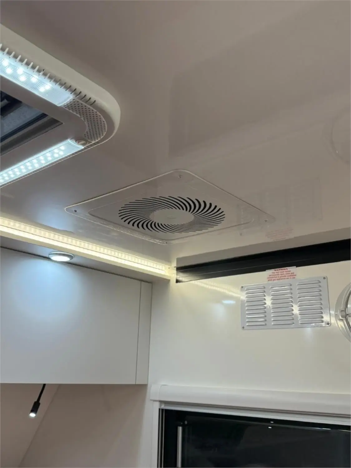 https://media-caravea.syd1.digitaloceanspaces.com/caravans/95EIC11230/exterior-5.webp