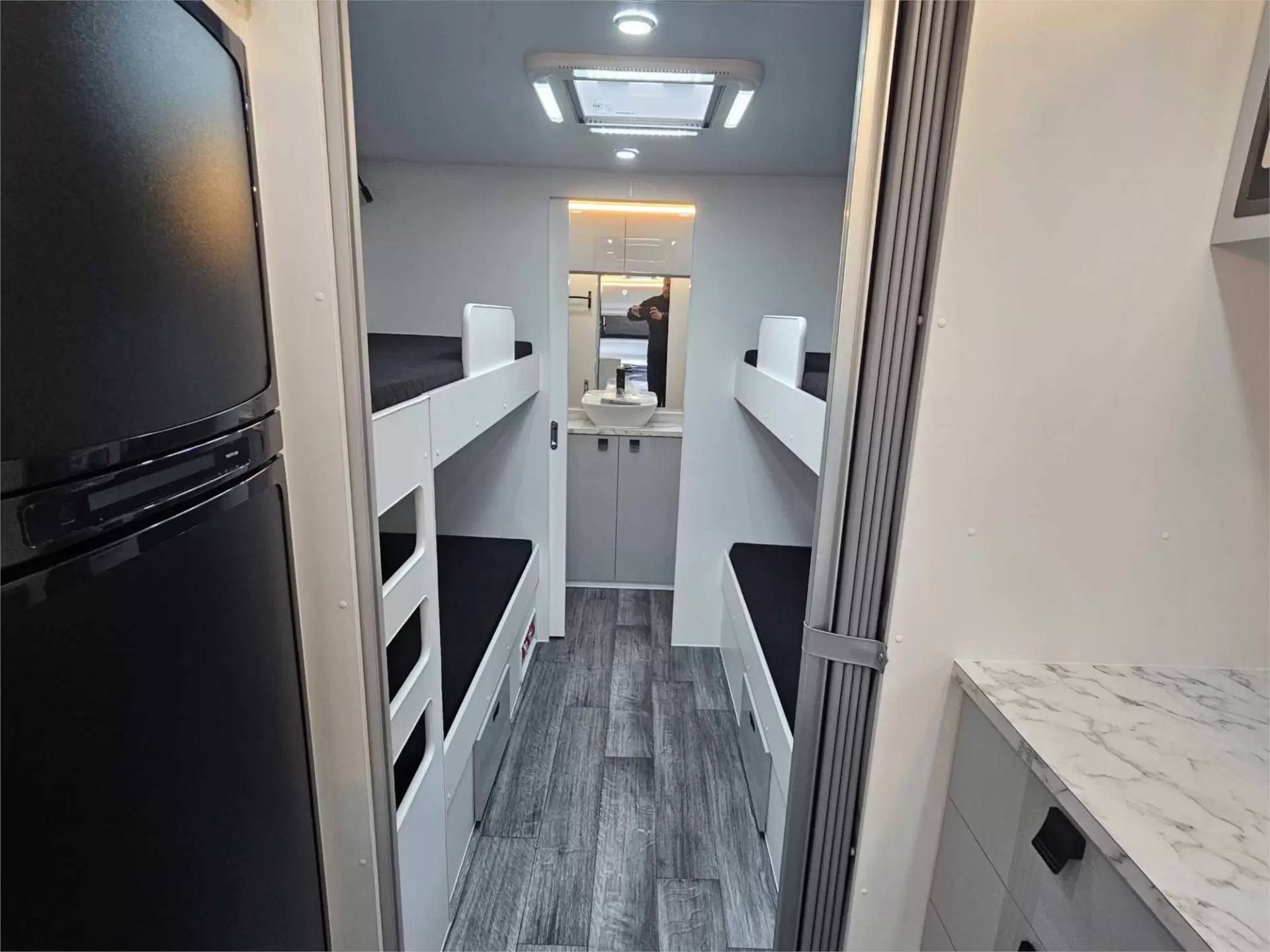 https://media-caravea.syd1.digitaloceanspaces.com/caravans/95EIC11626/exterior-10.webp