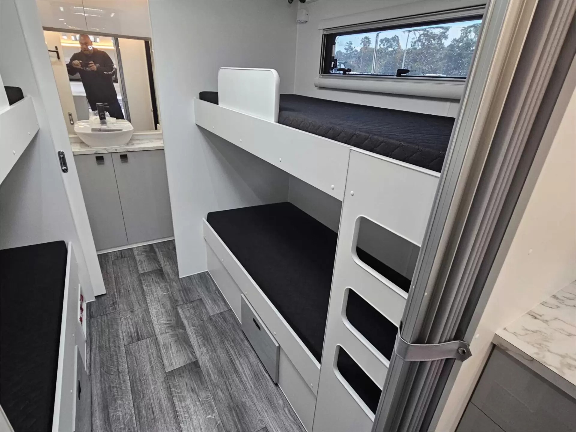 https://media-caravea.syd1.digitaloceanspaces.com/caravans/95EIC11626/exterior-14.webp