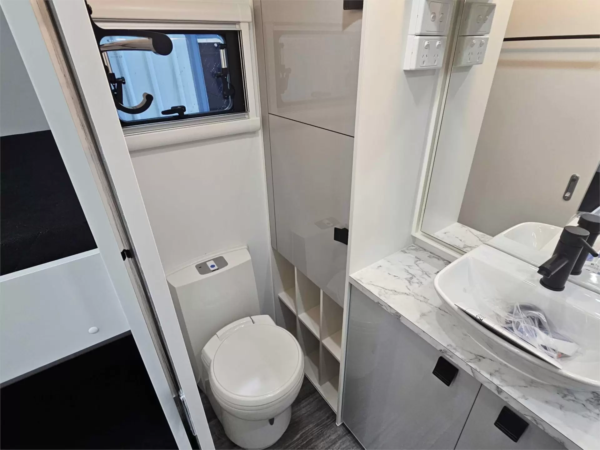 https://media-caravea.syd1.digitaloceanspaces.com/caravans/95EIC11626/exterior-15.webp
