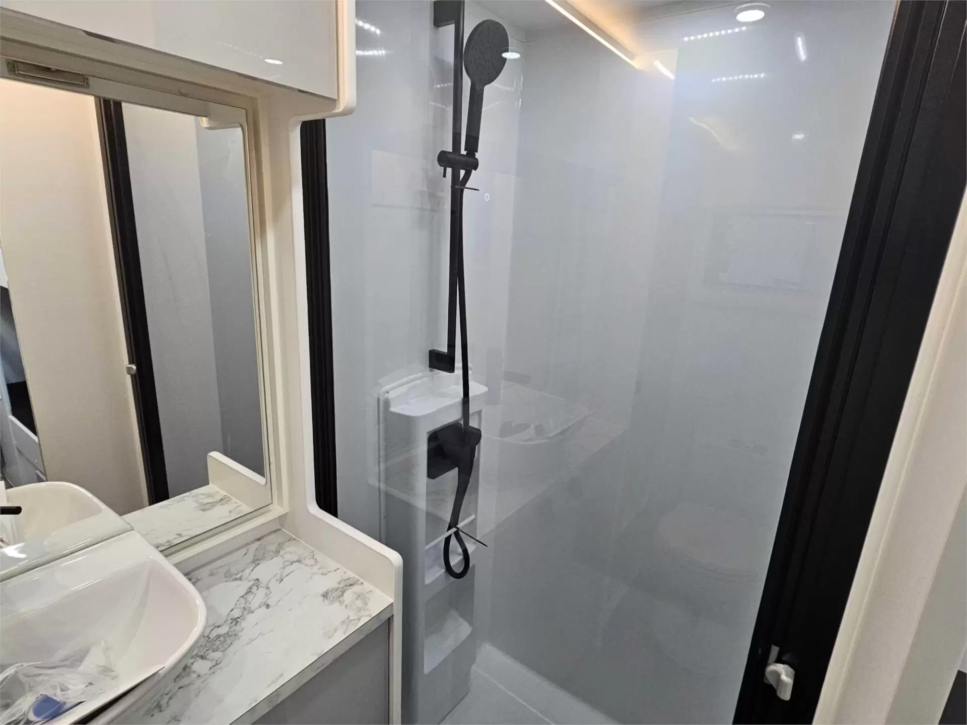 https://media-caravea.syd1.digitaloceanspaces.com/caravans/95EIC11626/exterior-16.webp