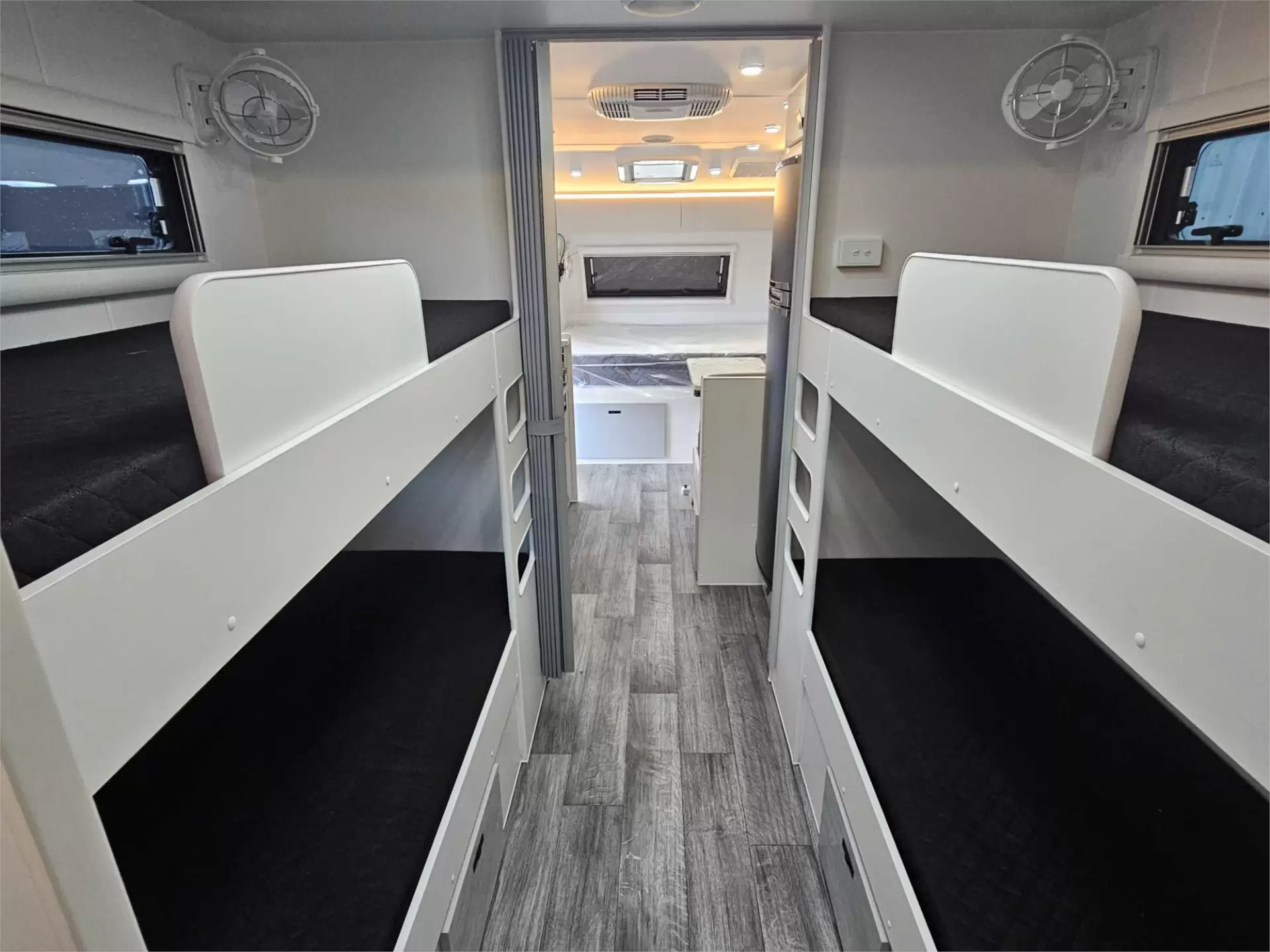 https://media-caravea.syd1.digitaloceanspaces.com/caravans/95EIC11626/exterior-18.webp