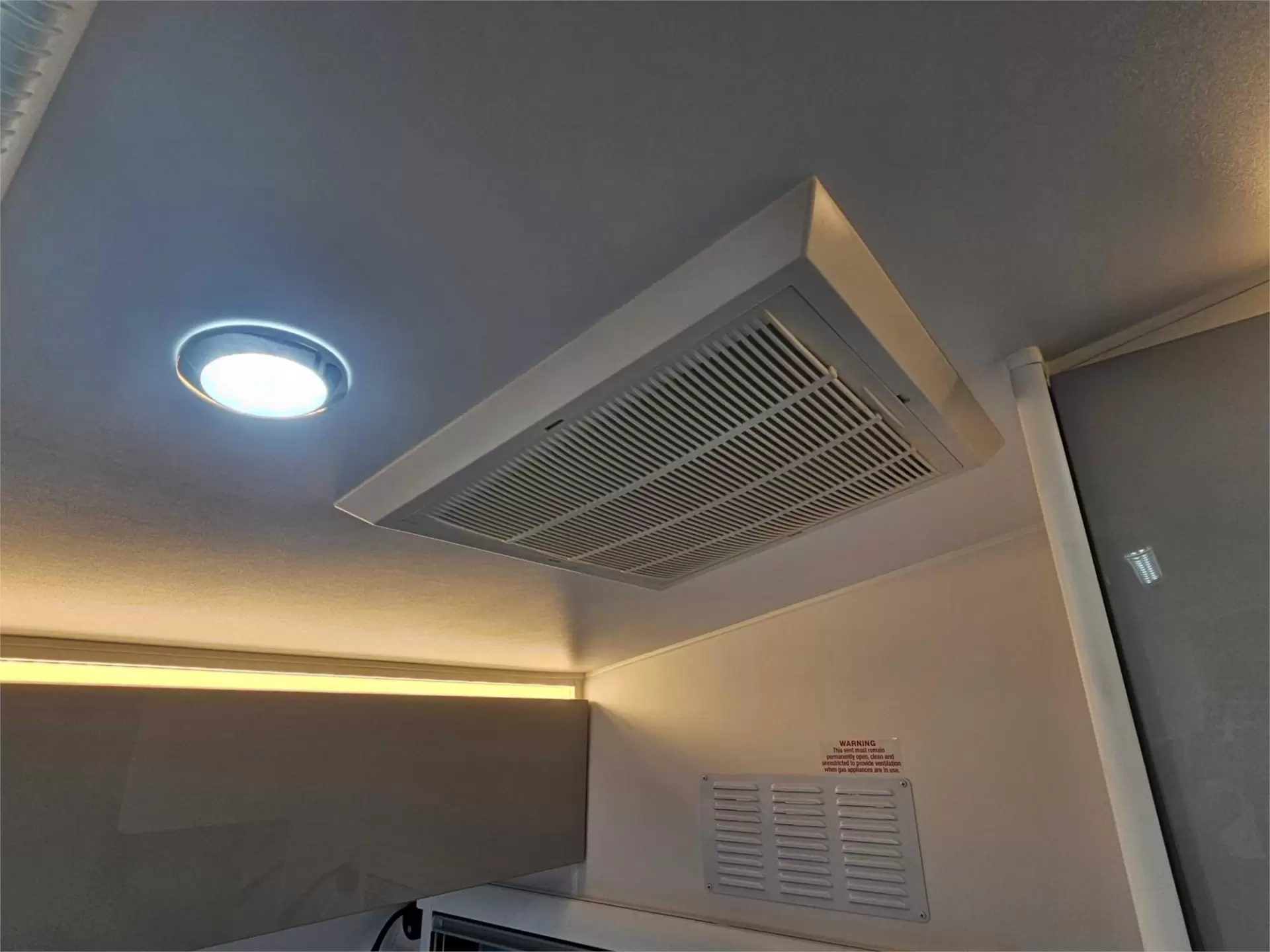 https://media-caravea.syd1.digitaloceanspaces.com/caravans/95EIC11626/exterior-20.webp