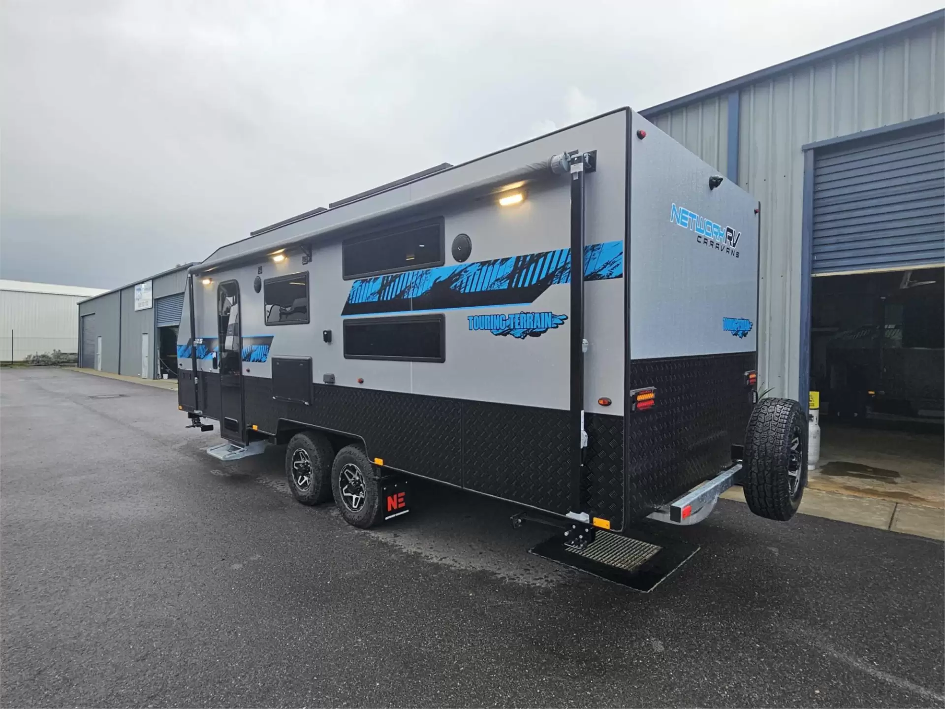 https://media-caravea.syd1.digitaloceanspaces.com/caravans/95EIC11626/exterior-21.webp