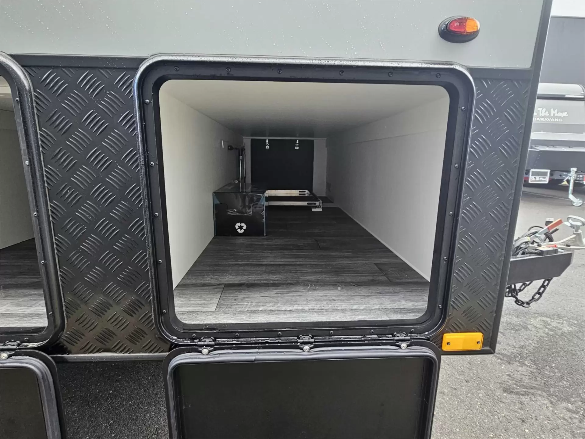 https://media-caravea.syd1.digitaloceanspaces.com/caravans/95EIC11626/exterior-27.webp