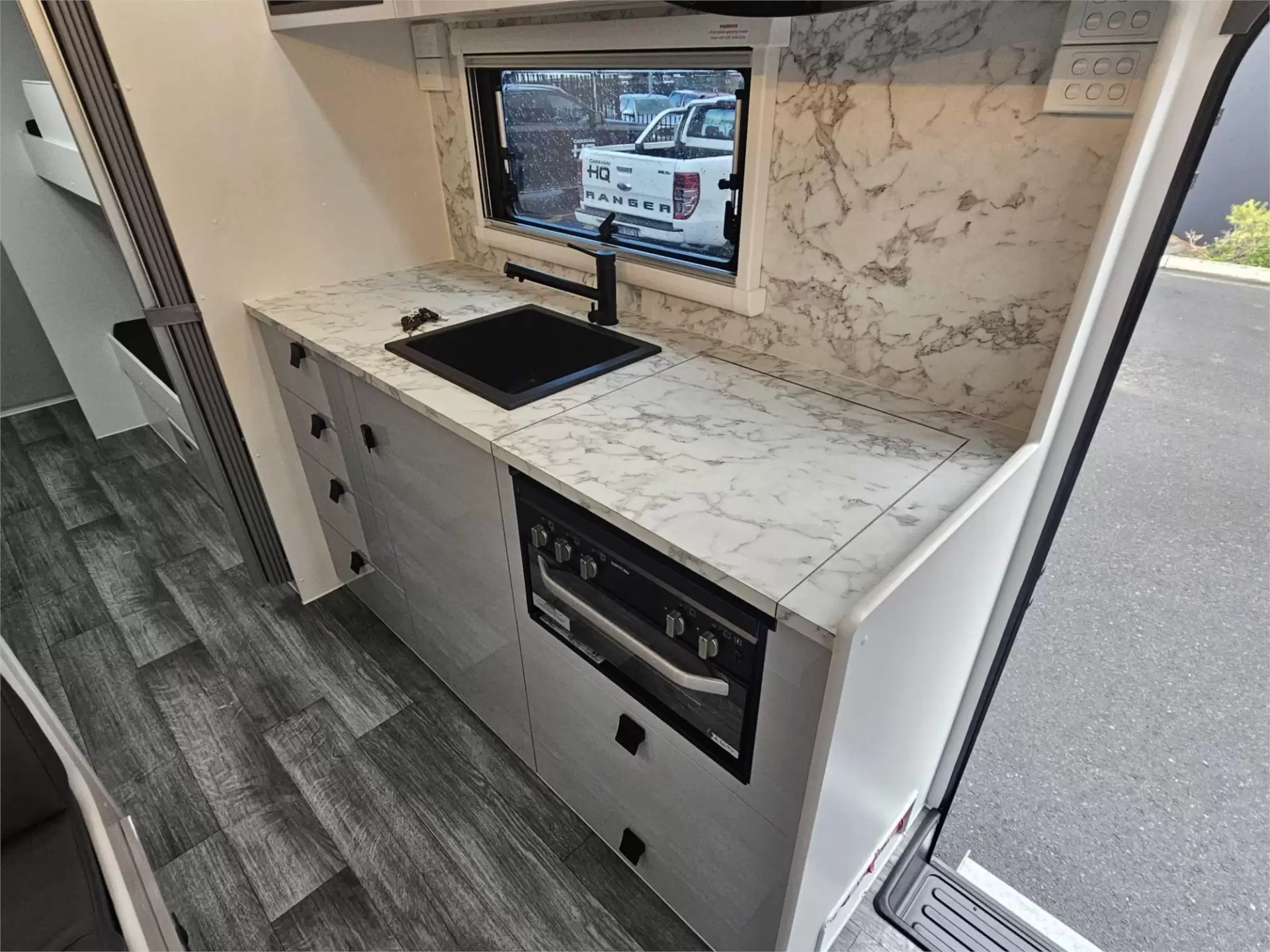 https://media-caravea.syd1.digitaloceanspaces.com/caravans/95EIC11626/exterior-7.webp