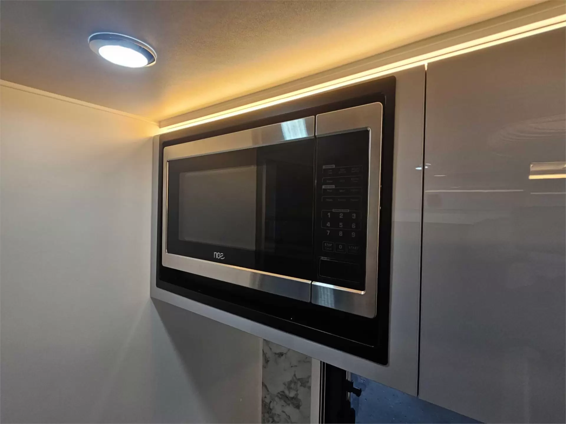 https://media-caravea.syd1.digitaloceanspaces.com/caravans/95EIC11626/exterior-9.webp