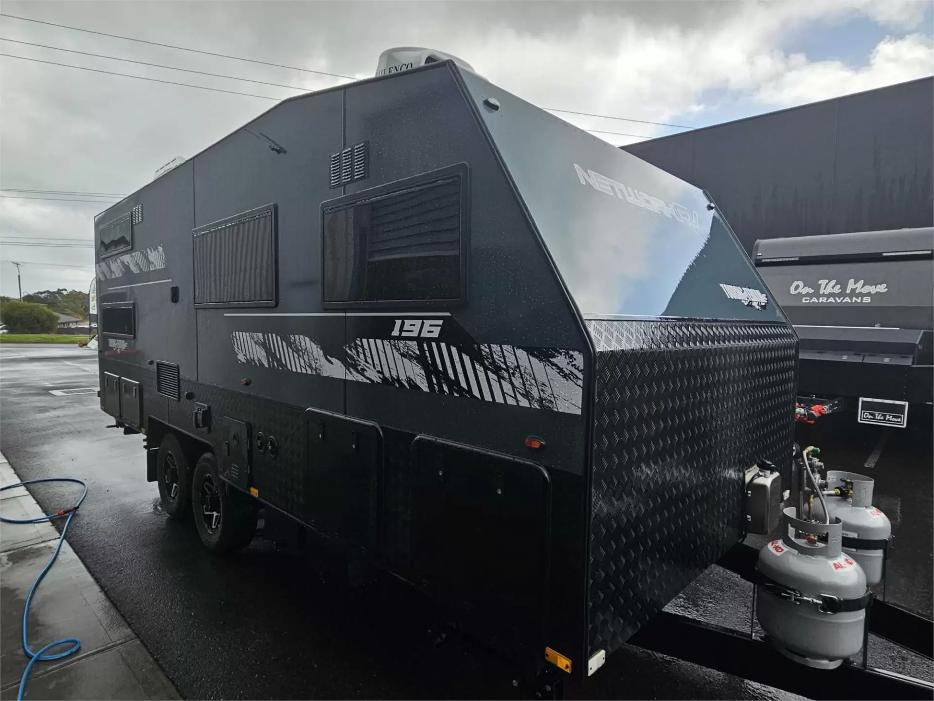 https://media-caravea.syd1.digitaloceanspaces.com/caravans/95EIC11627/exterior-13.webp