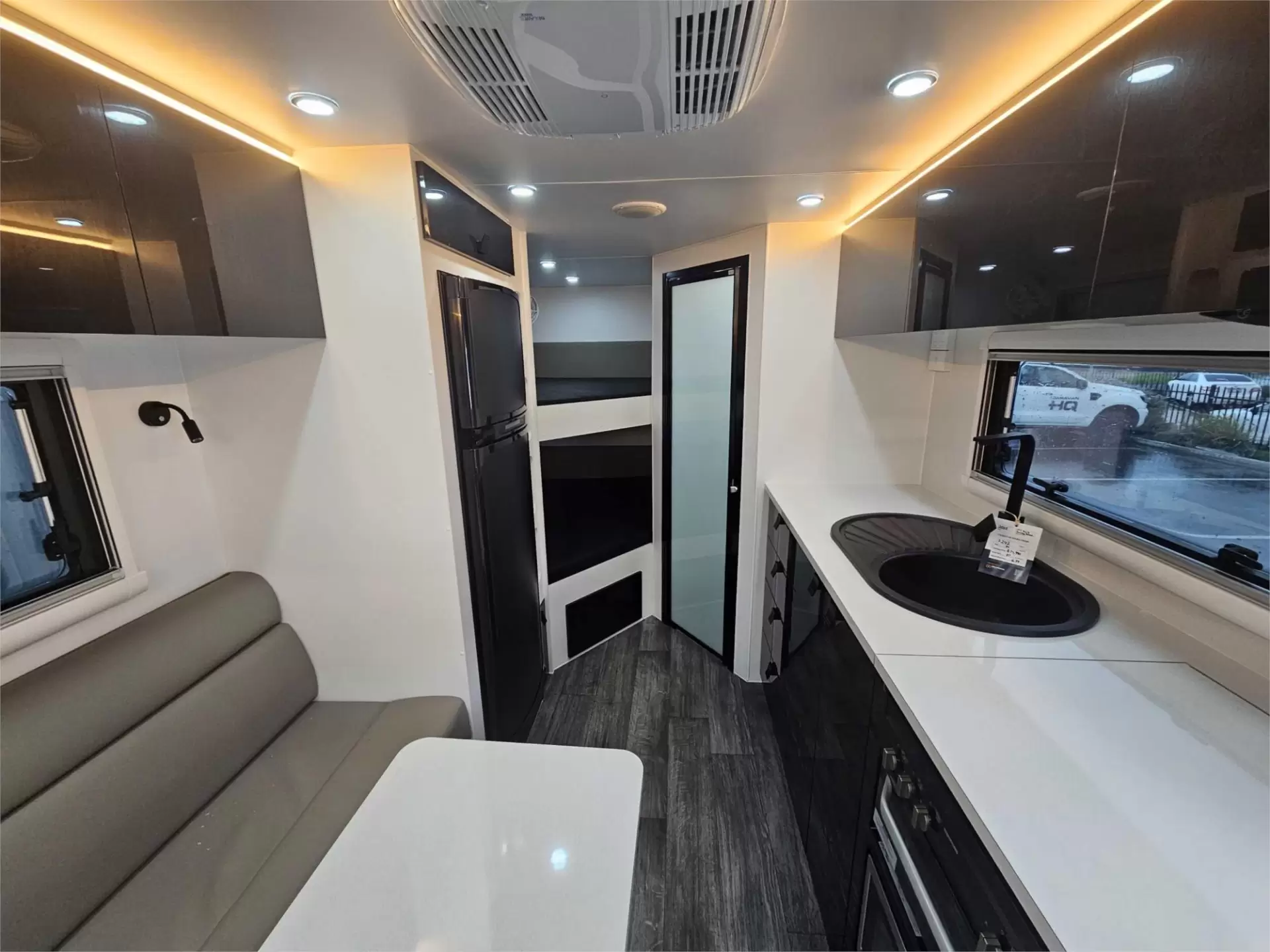https://media-caravea.syd1.digitaloceanspaces.com/caravans/95EIC11627/exterior-18.webp
