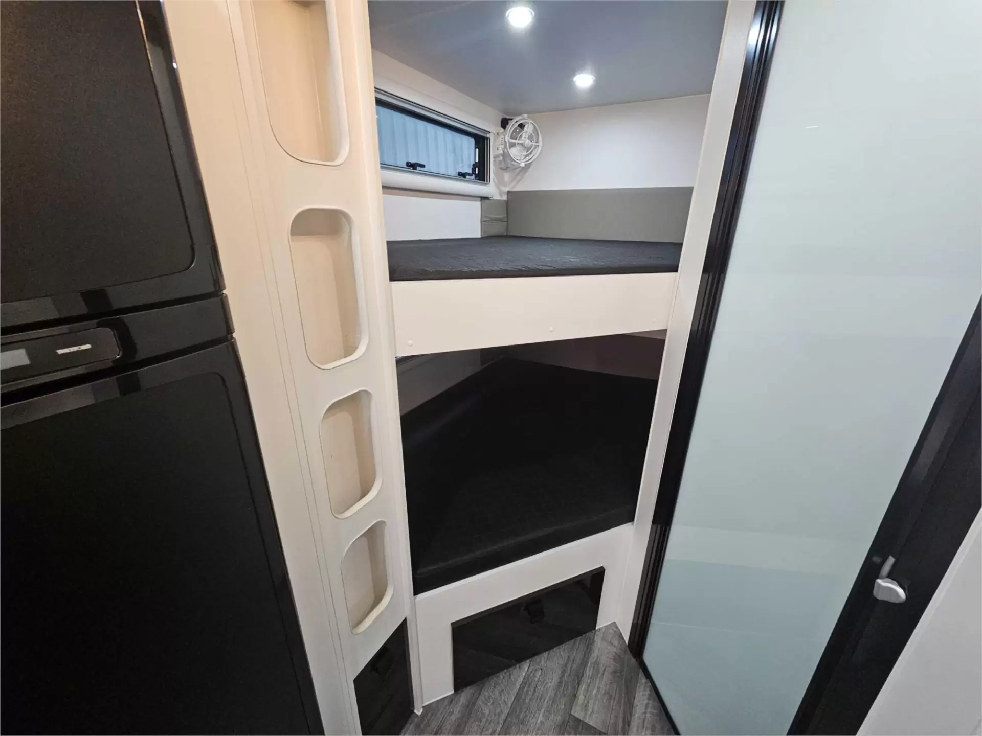 https://media-caravea.syd1.digitaloceanspaces.com/caravans/95EIC11627/exterior-3.webp