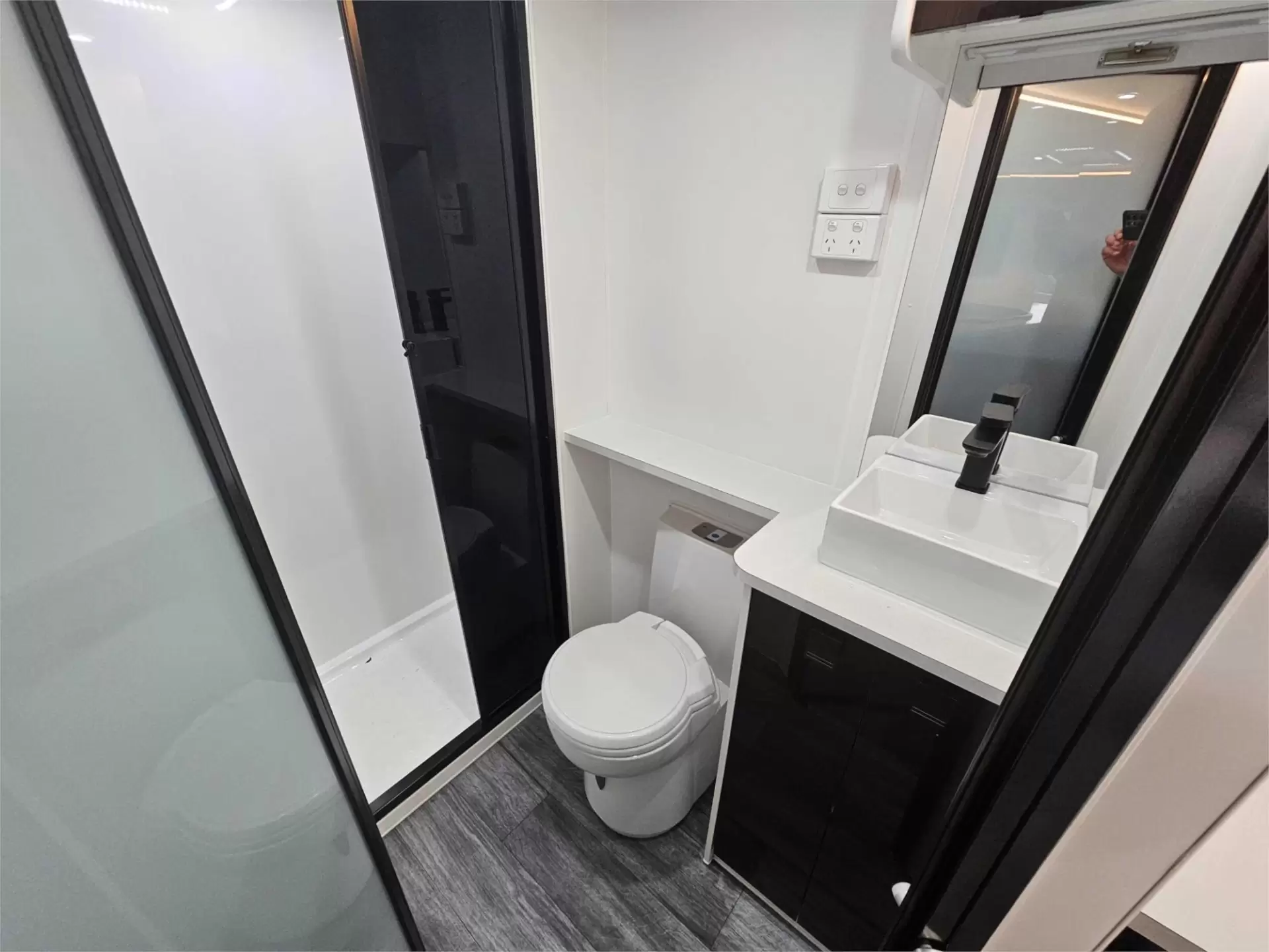https://media-caravea.syd1.digitaloceanspaces.com/caravans/95EIC11627/exterior-5.webp