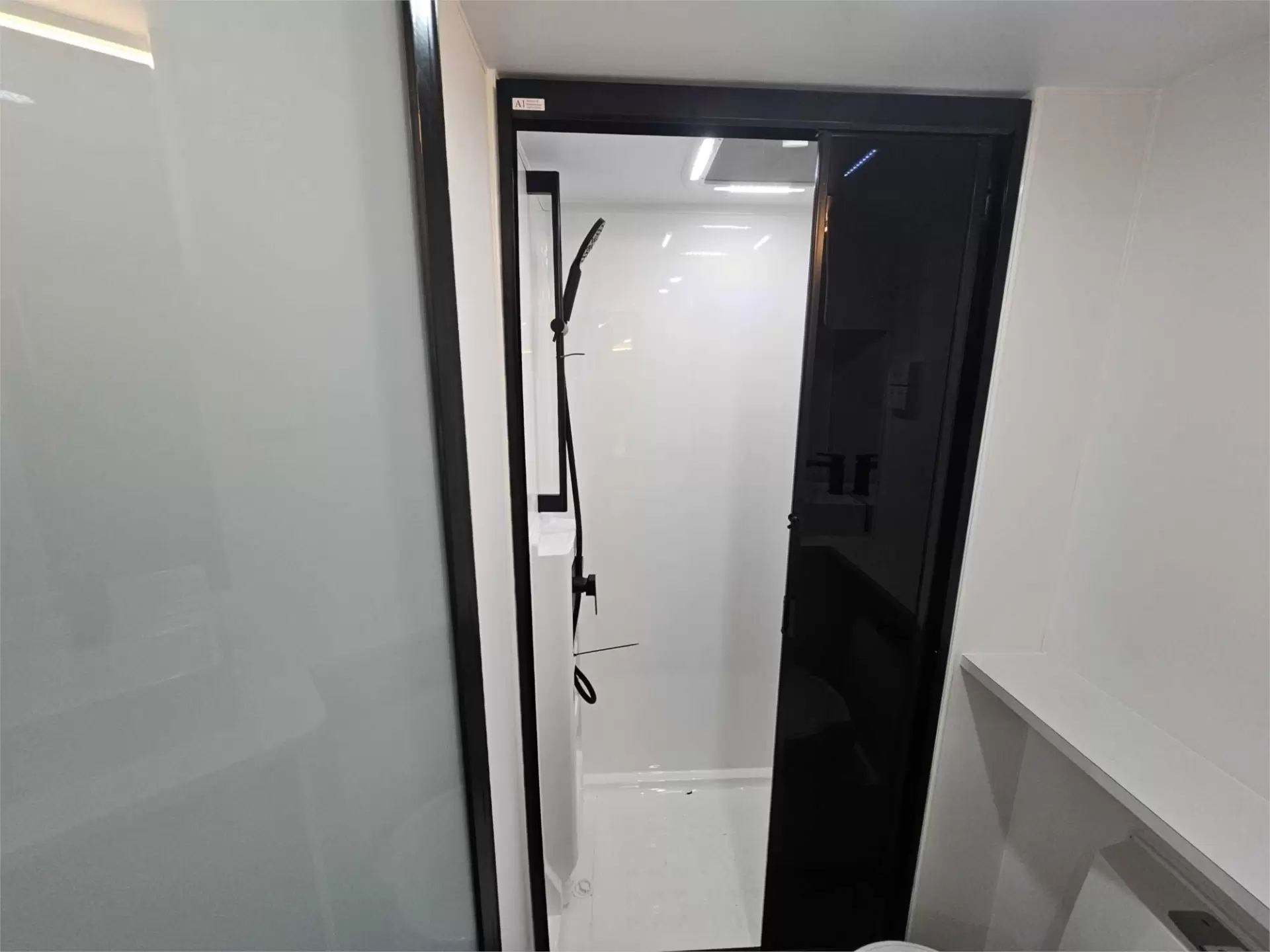 https://media-caravea.syd1.digitaloceanspaces.com/caravans/95EIC11627/exterior-6.webp