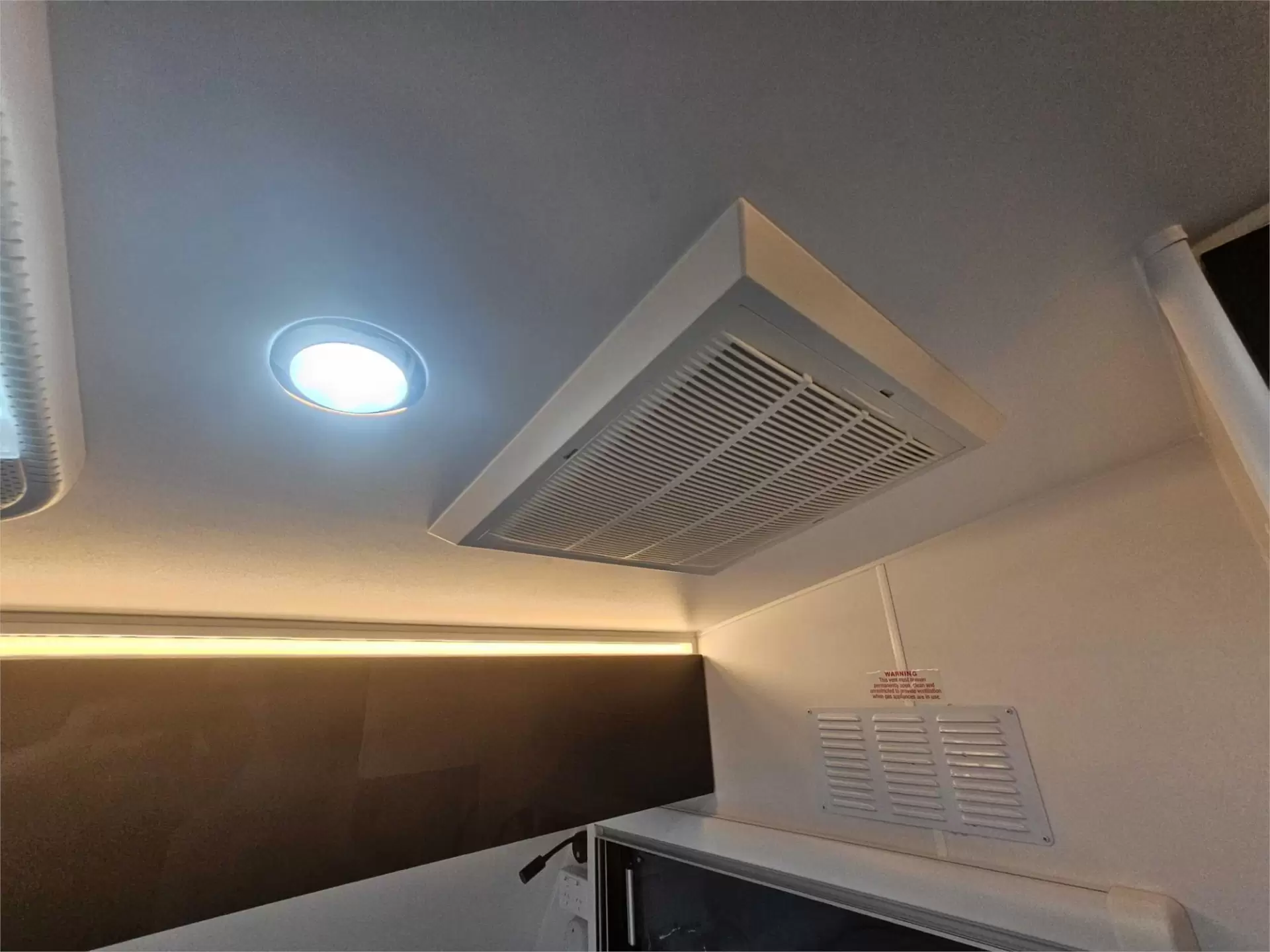 https://media-caravea.syd1.digitaloceanspaces.com/caravans/95EIC11627/exterior-9.webp