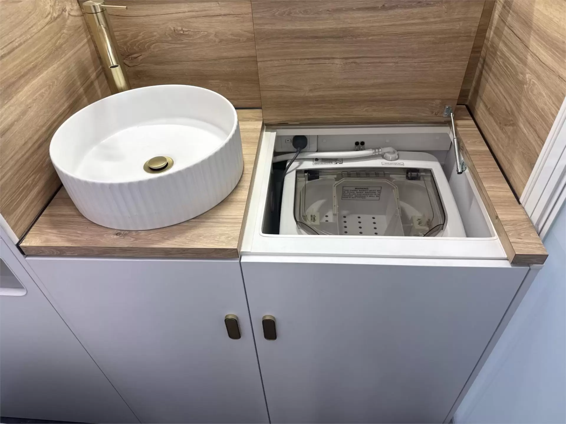 https://media-caravea.syd1.digitaloceanspaces.com/caravans/95EIC11809/exterior-2.webp