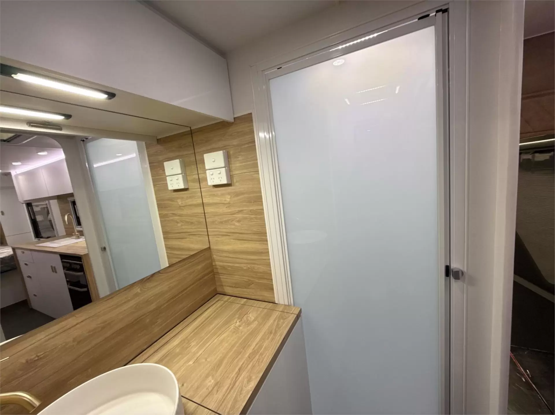 https://media-caravea.syd1.digitaloceanspaces.com/caravans/95EIC11809/exterior-3.webp