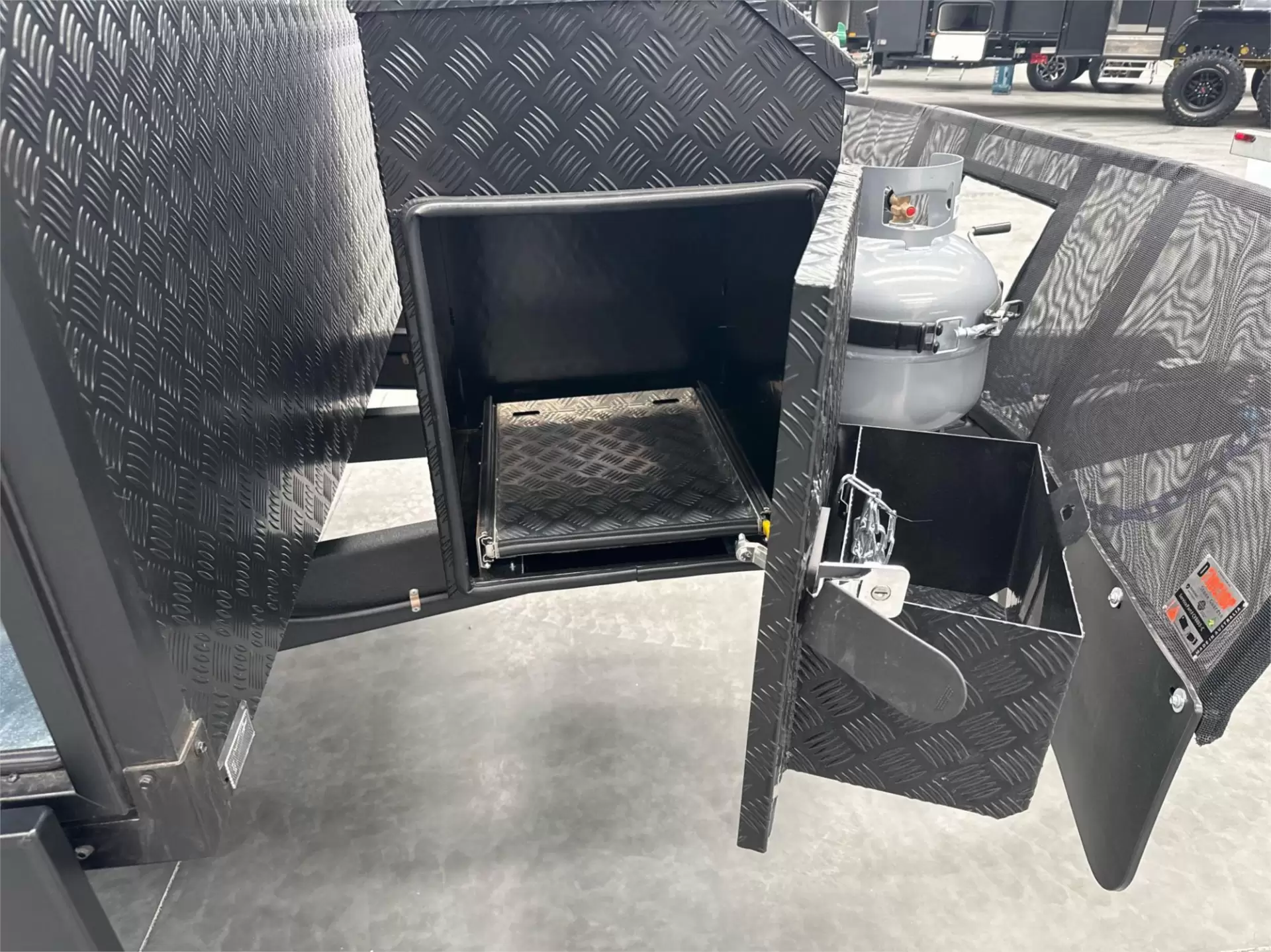 https://media-caravea.syd1.digitaloceanspaces.com/caravans/95EIC11809/exterior-31.webp