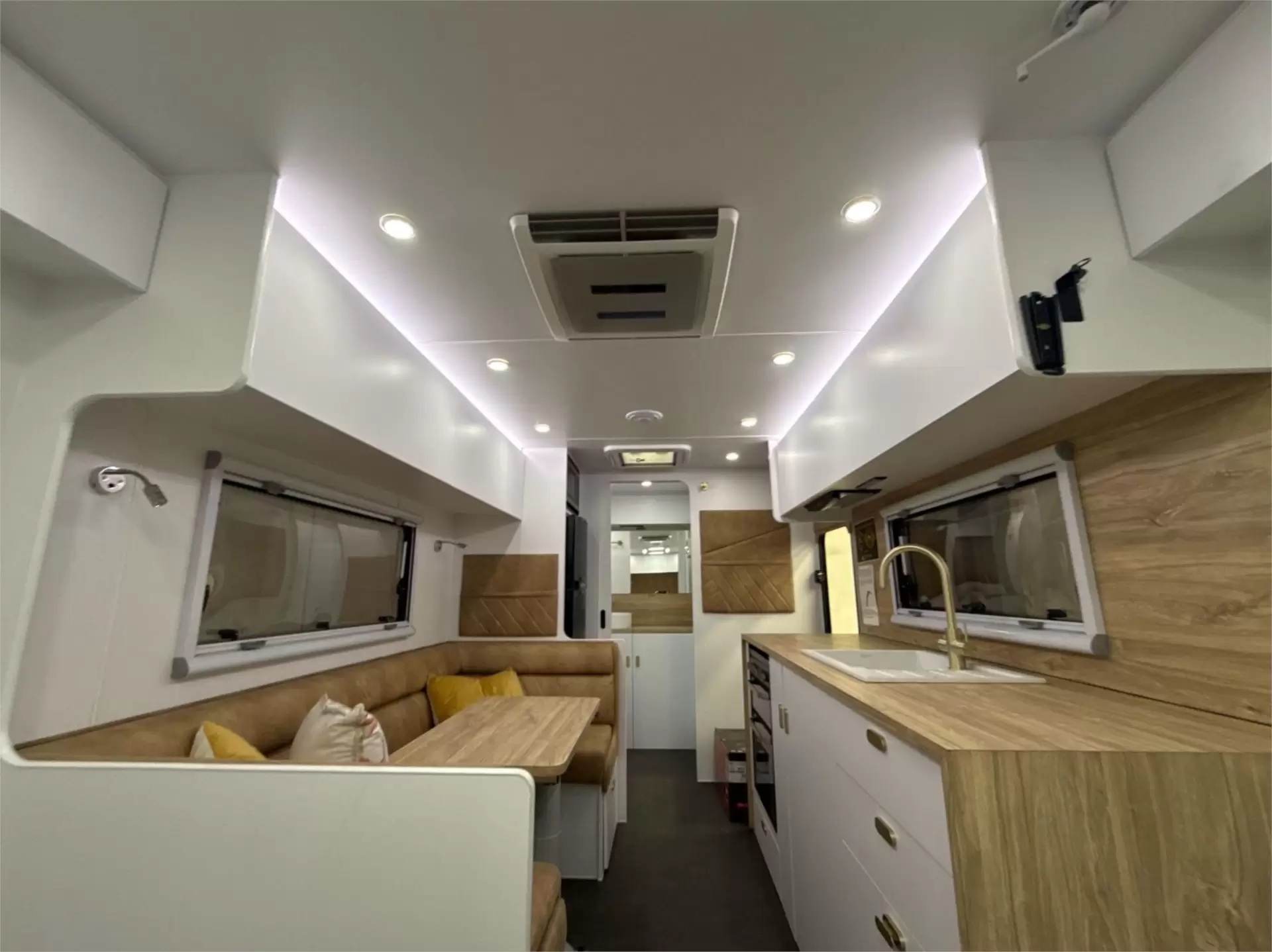 https://media-caravea.syd1.digitaloceanspaces.com/caravans/95EIC11809/exterior-33.webp