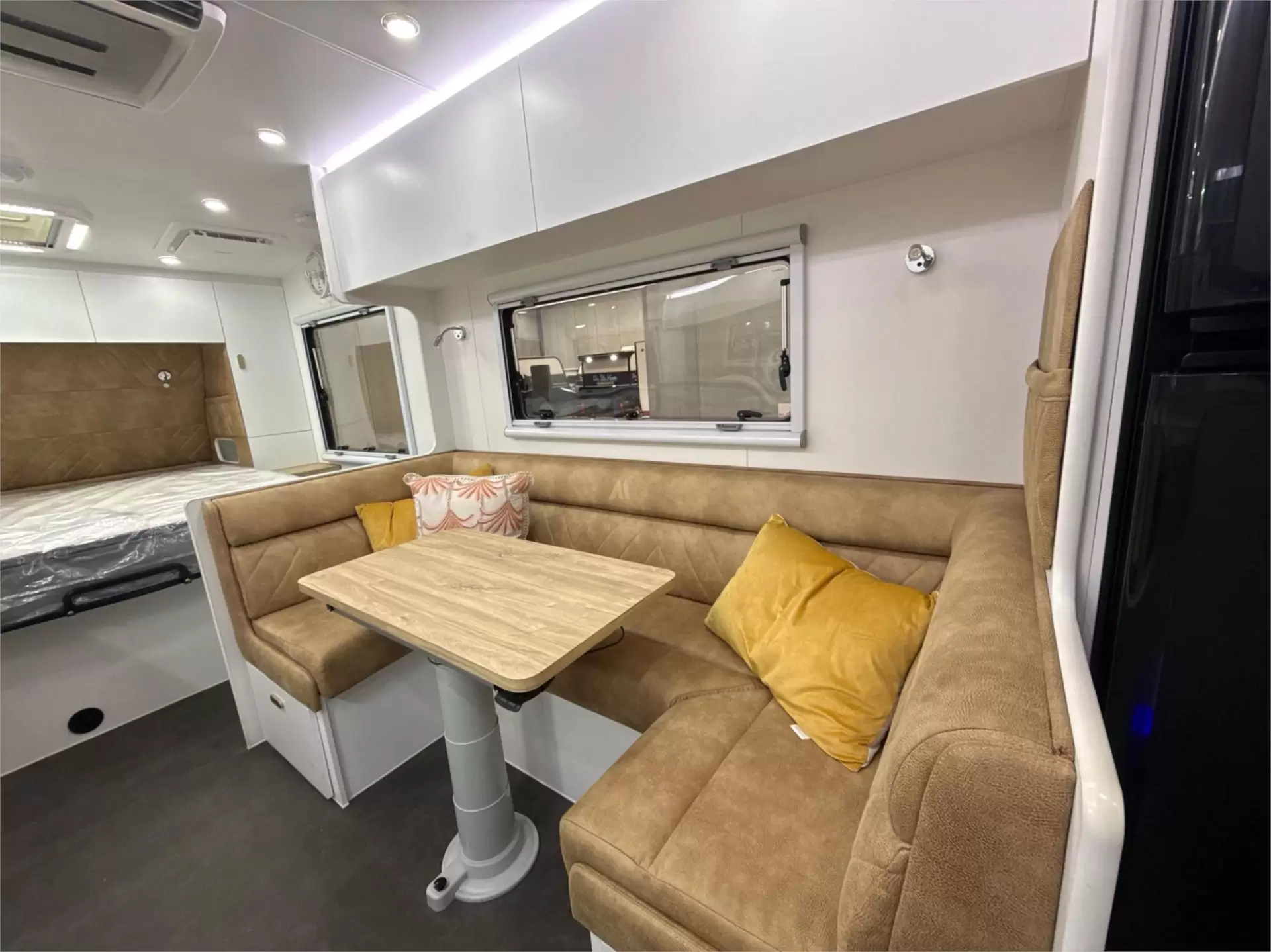 https://media-caravea.syd1.digitaloceanspaces.com/caravans/95EIC11809/exterior-37.webp