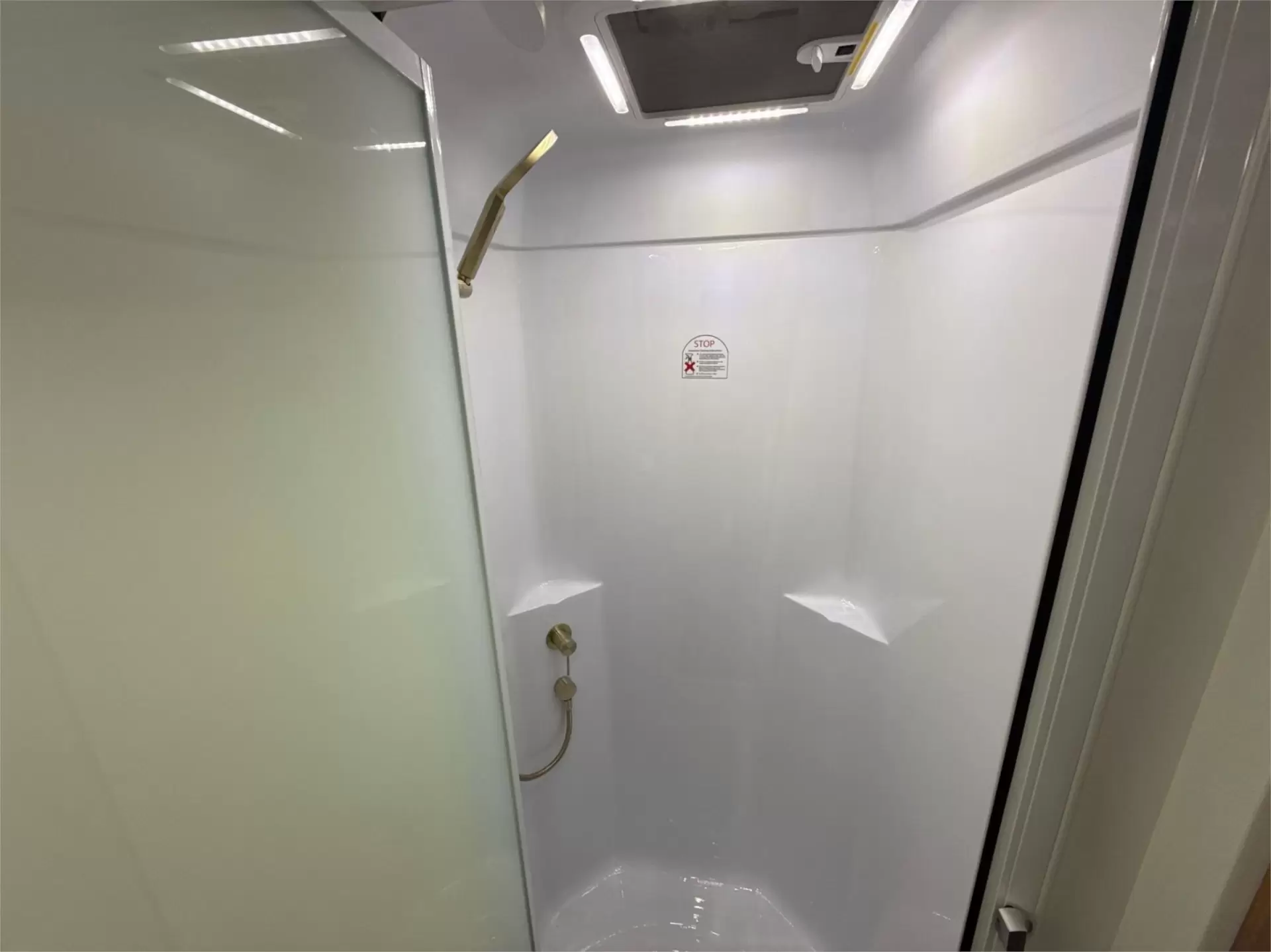 https://media-caravea.syd1.digitaloceanspaces.com/caravans/95EIC11809/exterior-4.webp