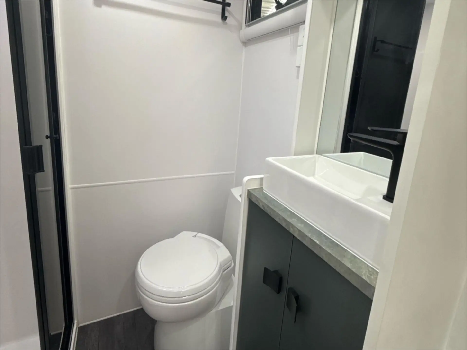 https://media-caravea.syd1.digitaloceanspaces.com/caravans/95EIC13362/exterior-10.webp