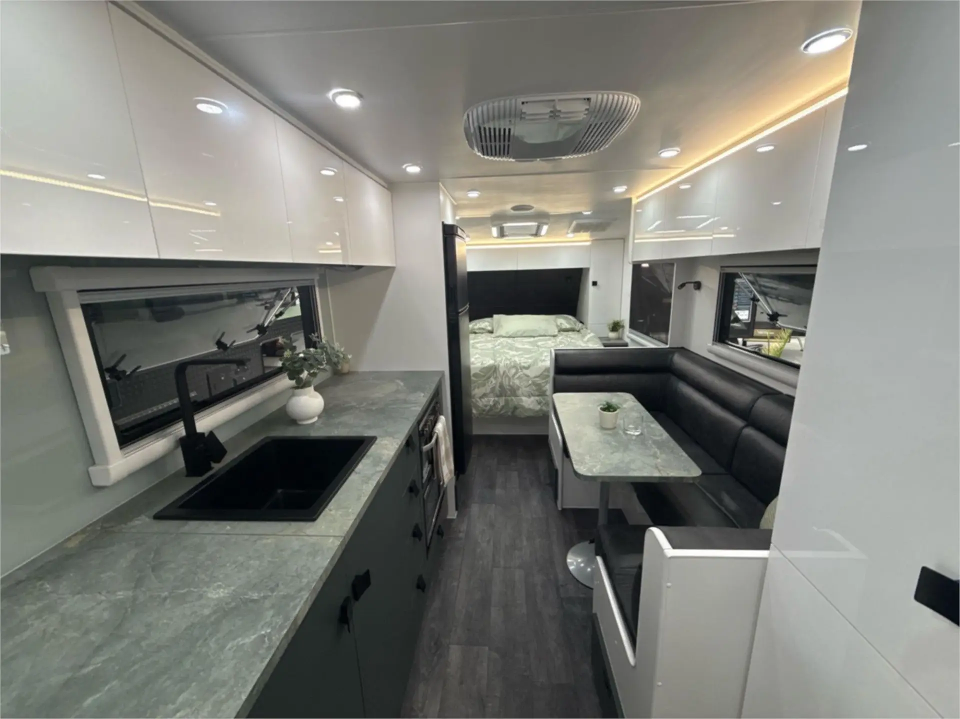 https://media-caravea.syd1.digitaloceanspaces.com/caravans/95EIC13362/exterior-11.webp
