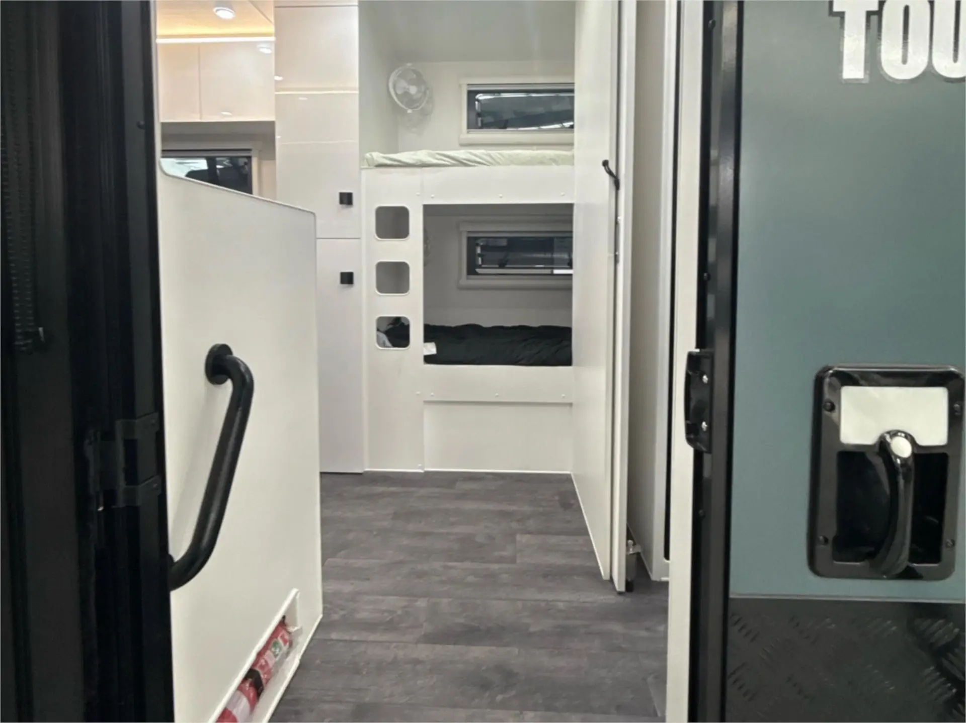 https://media-caravea.syd1.digitaloceanspaces.com/caravans/95EIC13362/exterior-12.webp