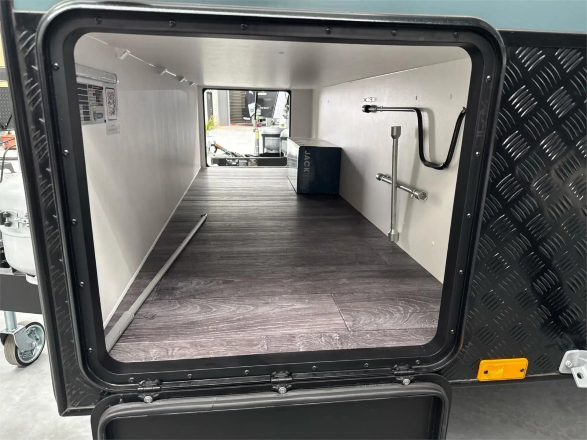 https://media-caravea.syd1.digitaloceanspaces.com/caravans/95EIC13362/exterior-15.webp