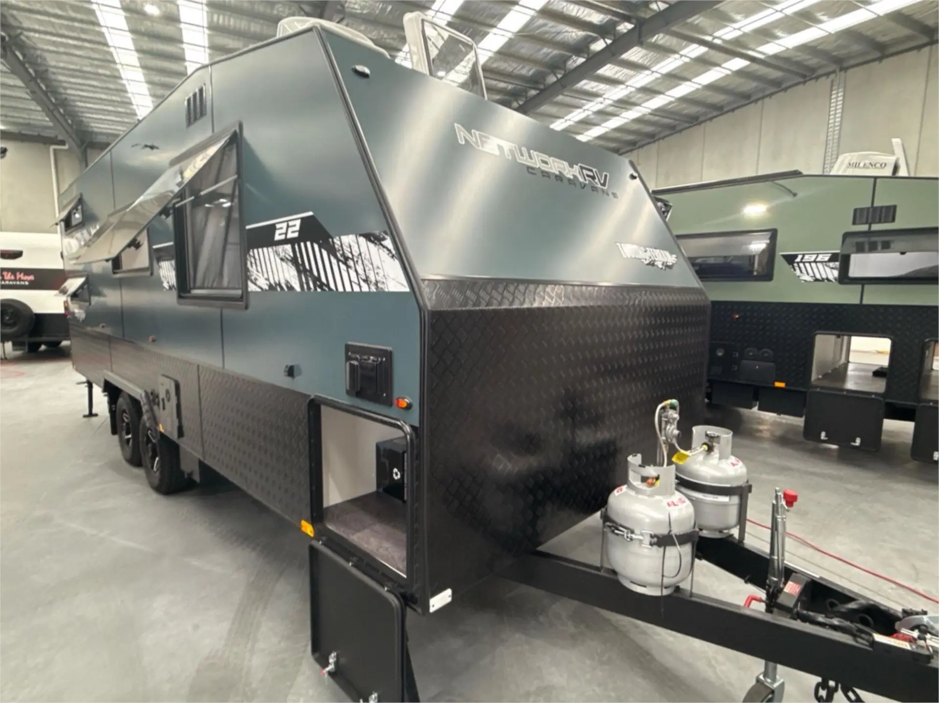 https://media-caravea.syd1.digitaloceanspaces.com/caravans/95EIC13362/exterior-17.webp