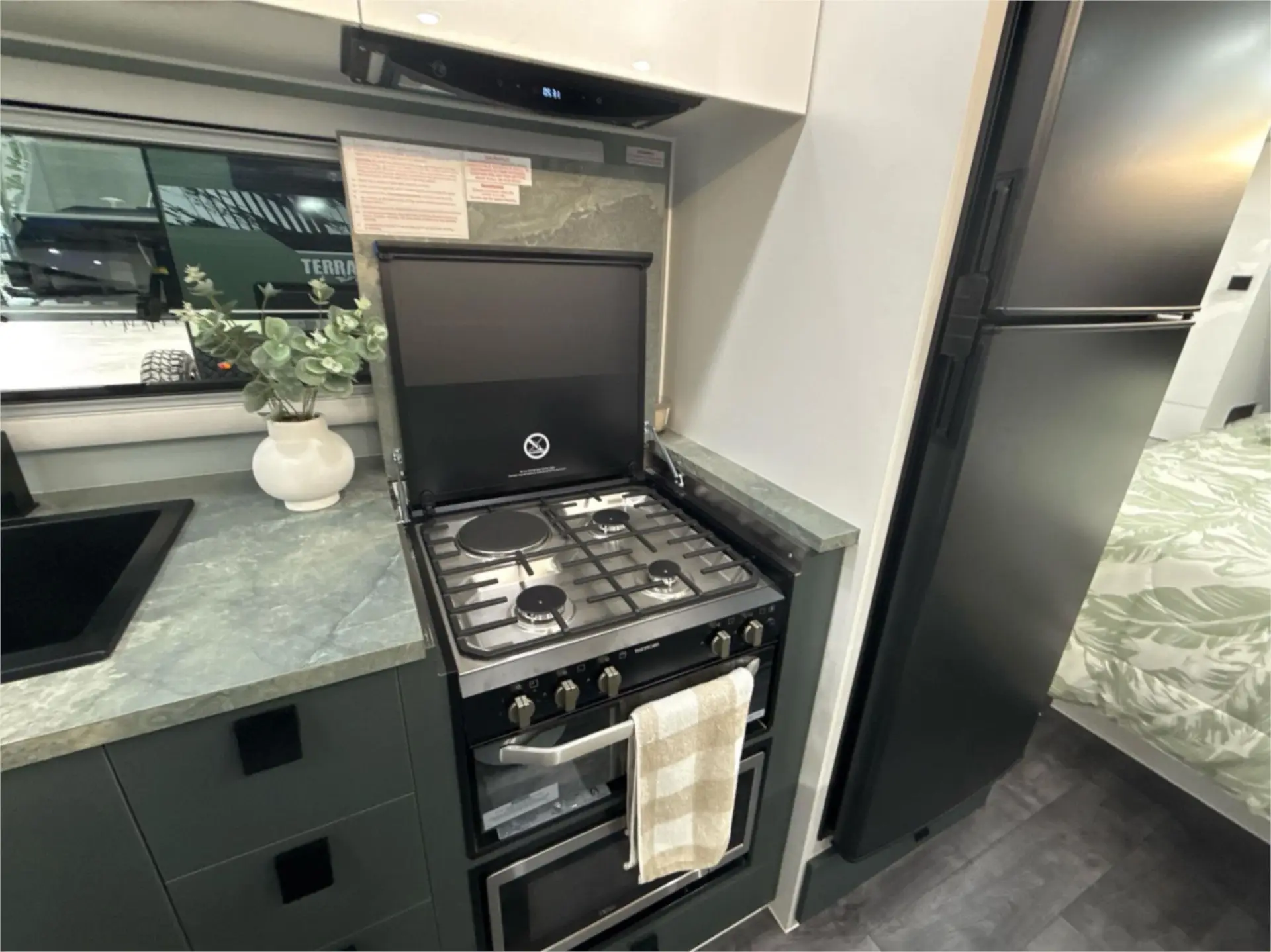 https://media-caravea.syd1.digitaloceanspaces.com/caravans/95EIC13362/exterior-2.webp