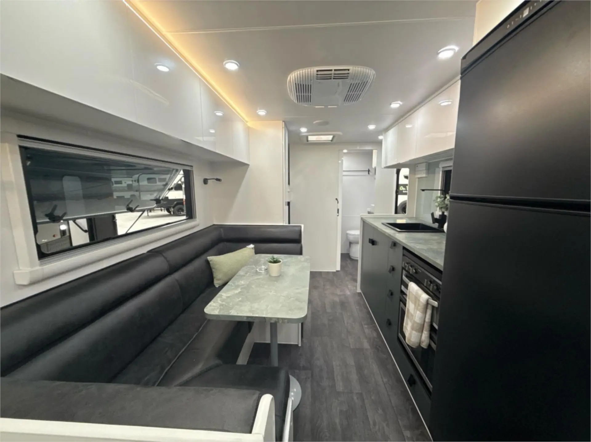https://media-caravea.syd1.digitaloceanspaces.com/caravans/95EIC13362/exterior-22.webp