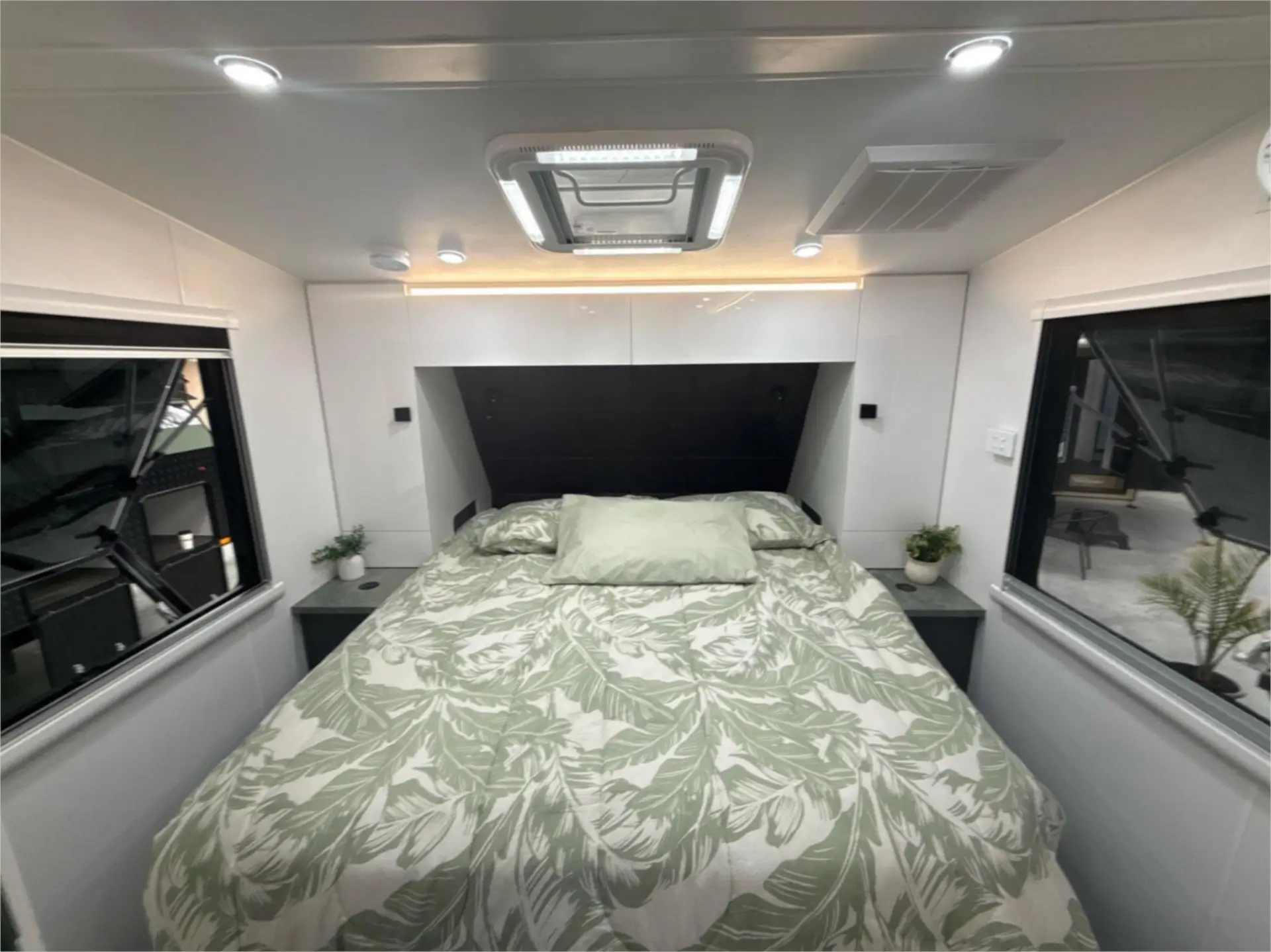 https://media-caravea.syd1.digitaloceanspaces.com/caravans/95EIC13362/exterior-25.webp