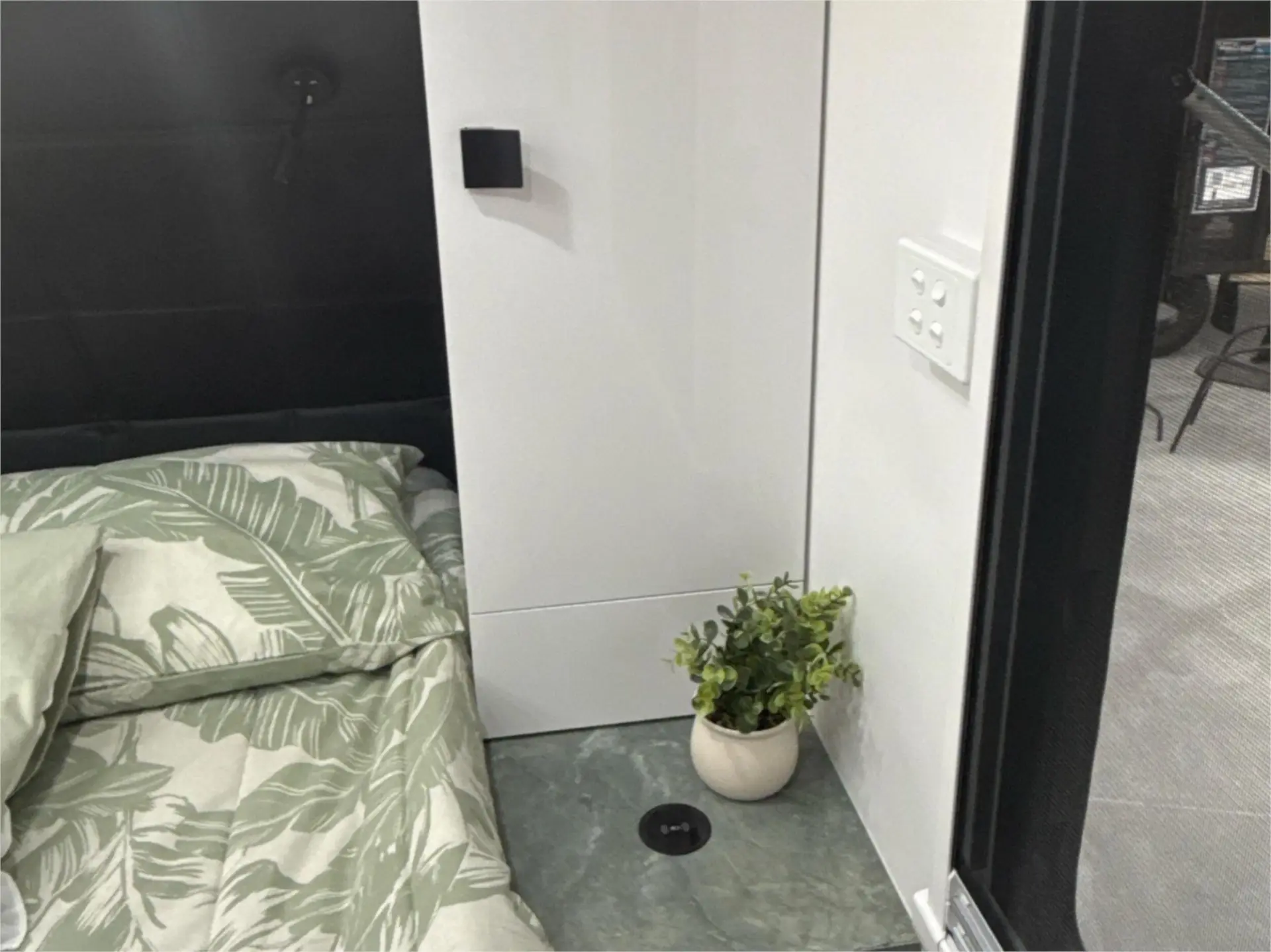 https://media-caravea.syd1.digitaloceanspaces.com/caravans/95EIC13362/exterior-26.webp