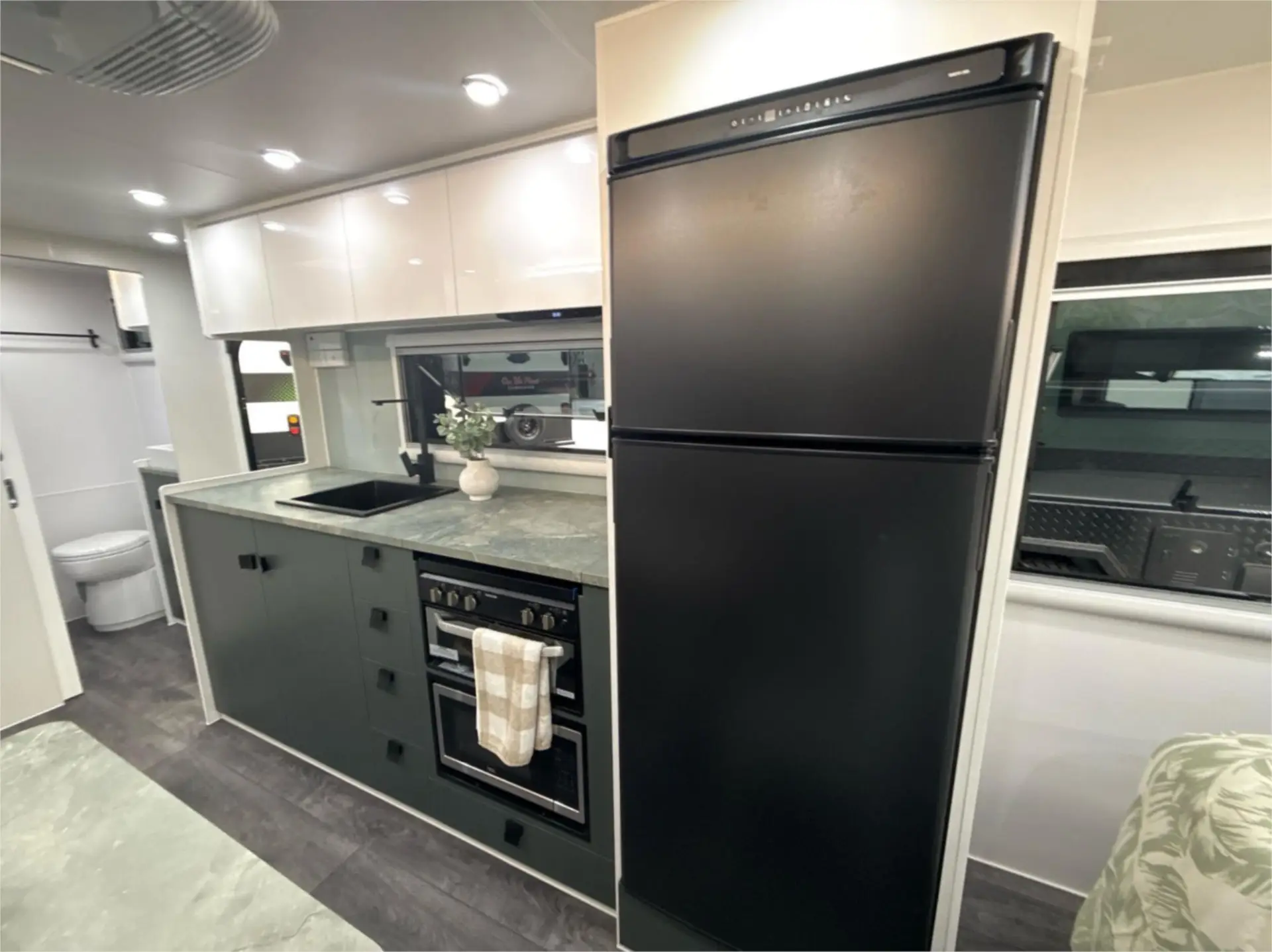 https://media-caravea.syd1.digitaloceanspaces.com/caravans/95EIC13362/exterior-29.webp