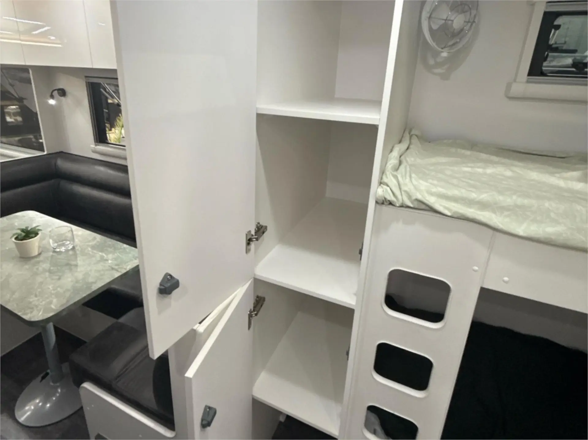 https://media-caravea.syd1.digitaloceanspaces.com/caravans/95EIC13362/exterior-3.webp