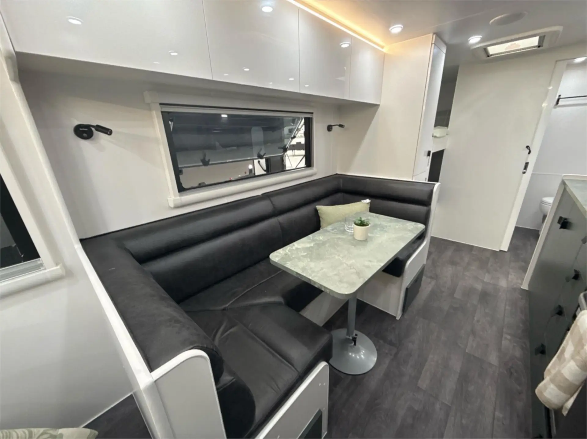 https://media-caravea.syd1.digitaloceanspaces.com/caravans/95EIC13362/exterior-30.webp
