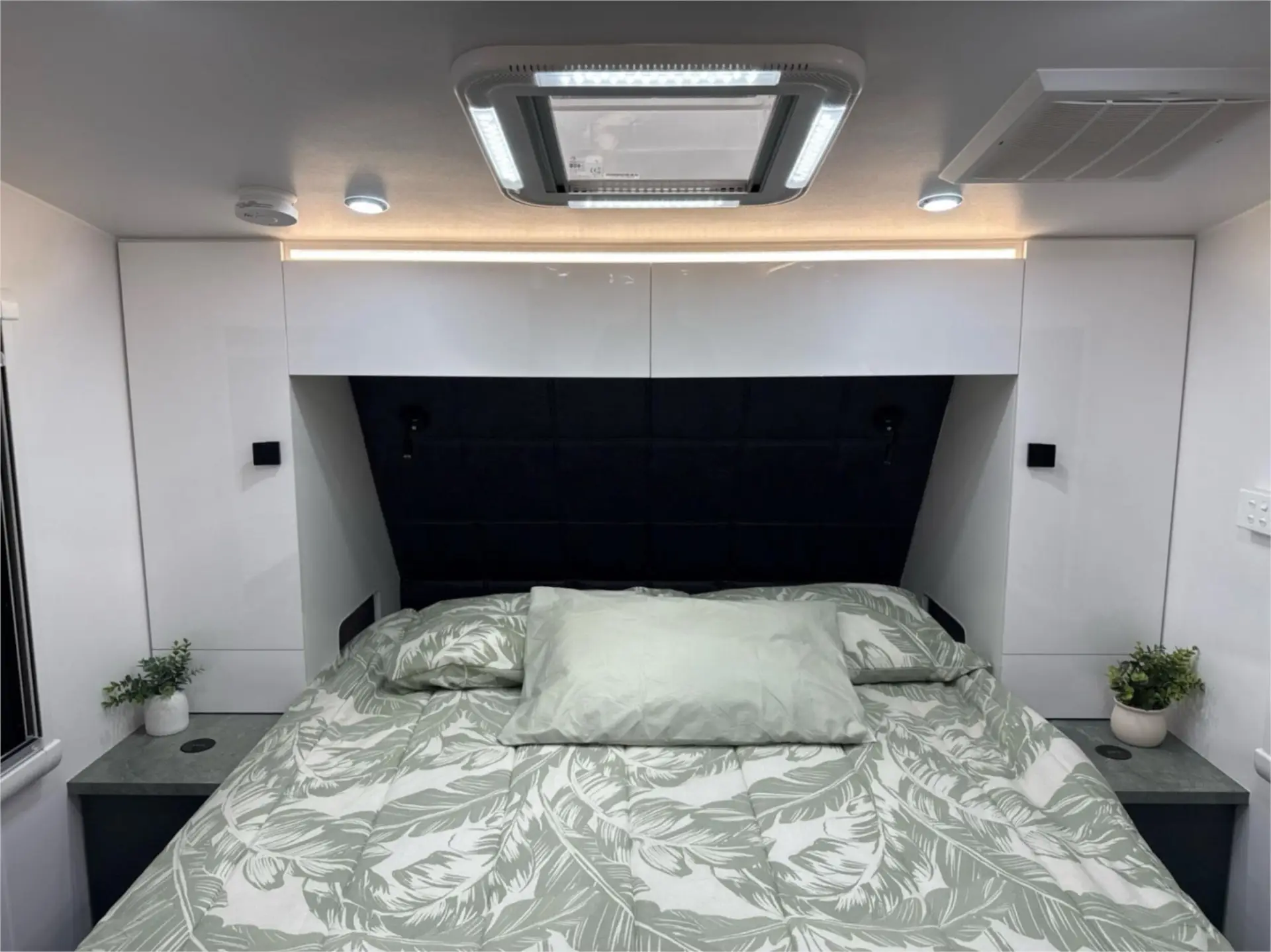 https://media-caravea.syd1.digitaloceanspaces.com/caravans/95EIC13362/exterior-7.webp