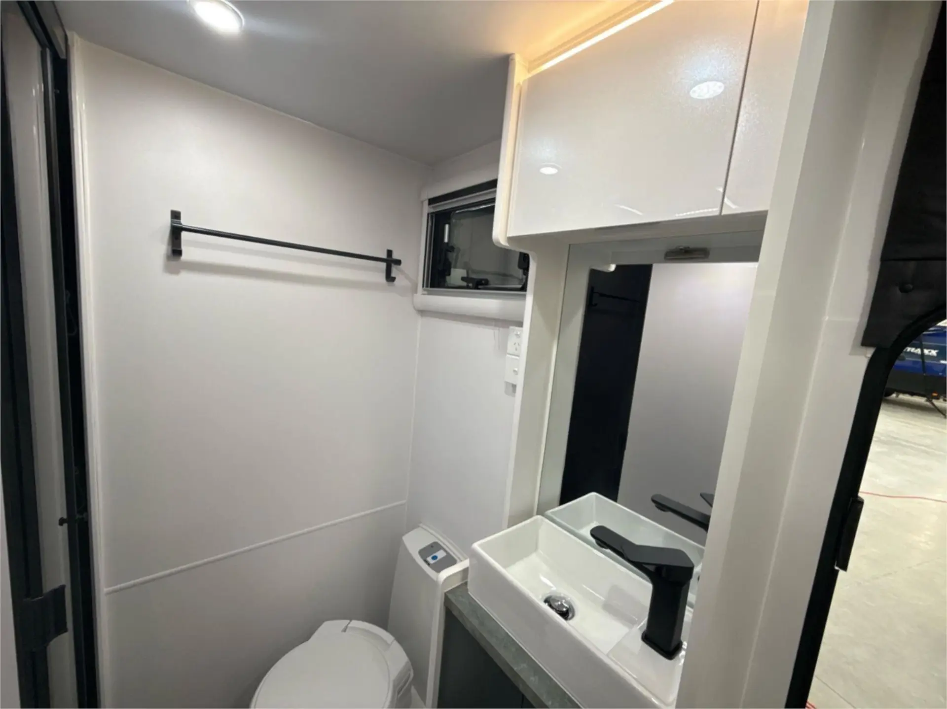 https://media-caravea.syd1.digitaloceanspaces.com/caravans/95EIC13362/exterior-8.webp
