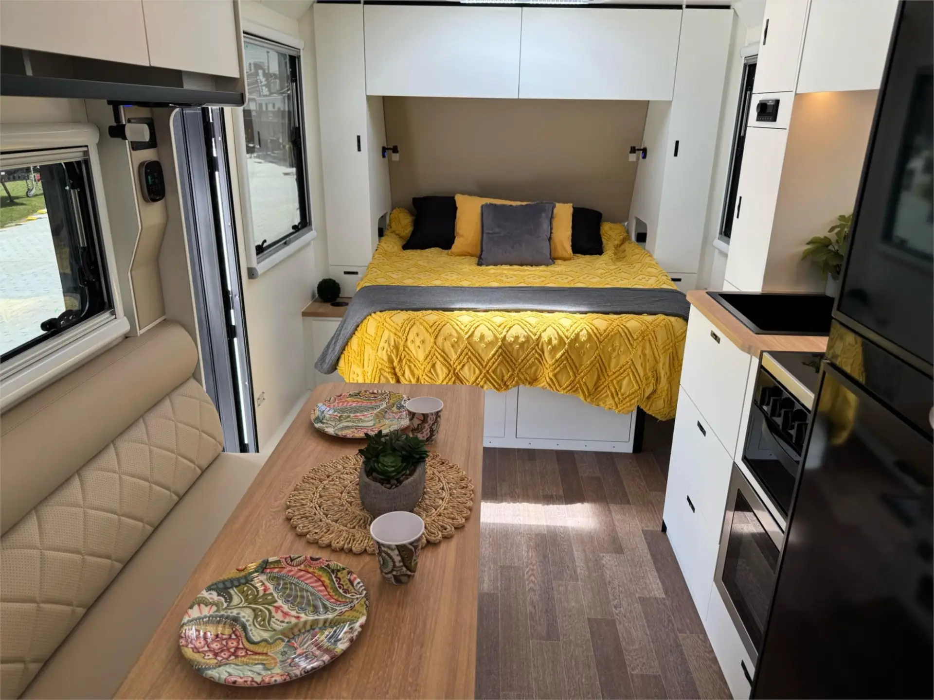 https://media-caravea.syd1.digitaloceanspaces.com/caravans/95EIC14929/exterior-2.webp
