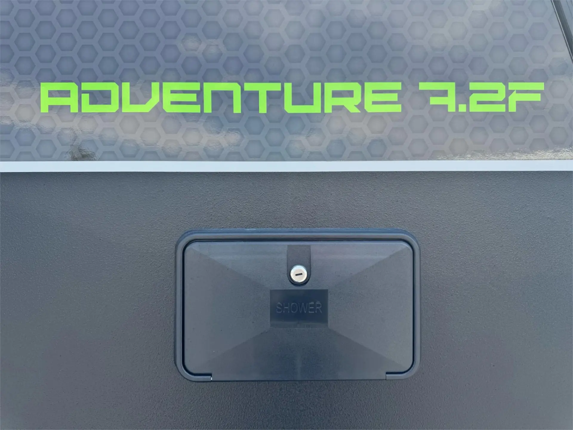 https://media-caravea.syd1.digitaloceanspaces.com/caravans/95EIC14929/exterior-21.webp