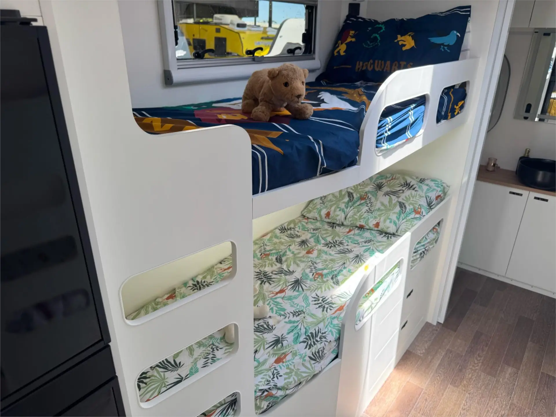 https://media-caravea.syd1.digitaloceanspaces.com/caravans/95EIC14929/exterior-29.webp