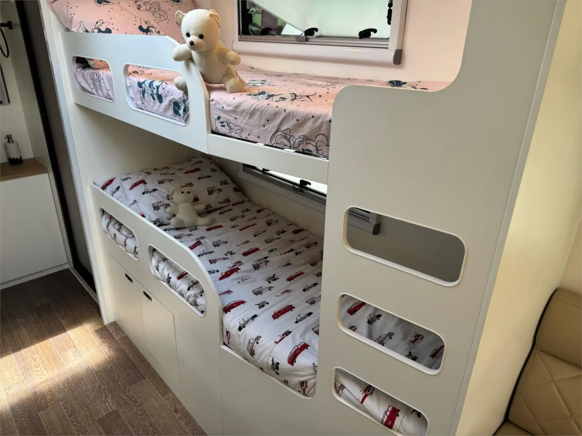 https://media-caravea.syd1.digitaloceanspaces.com/caravans/95EIC14929/exterior-33.webp