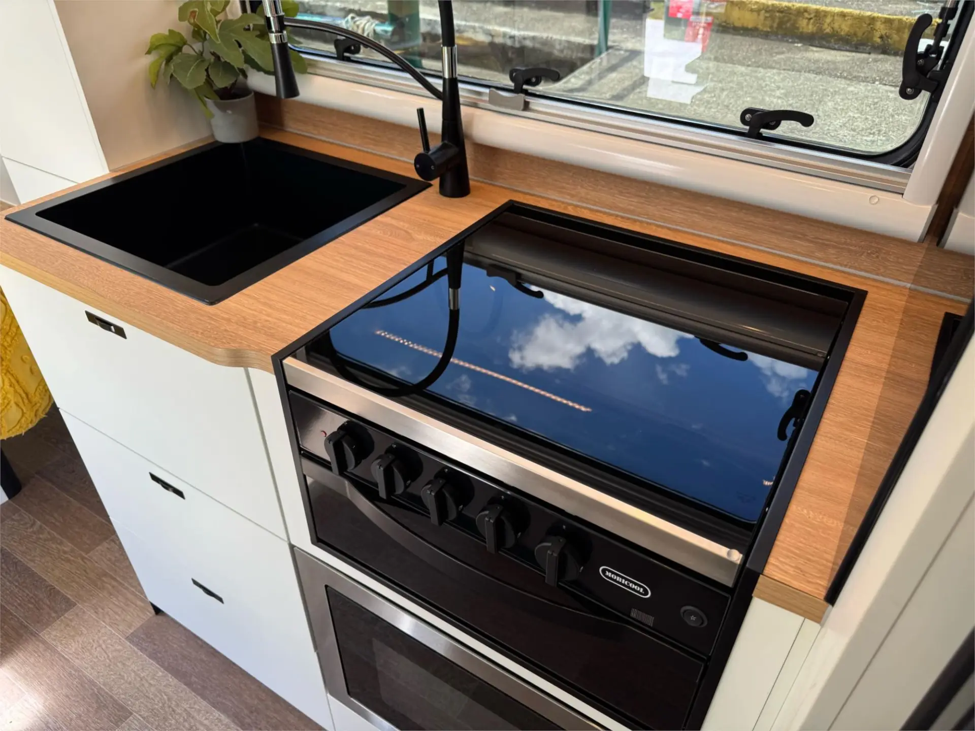 https://media-caravea.syd1.digitaloceanspaces.com/caravans/95EIC14929/exterior-5.webp