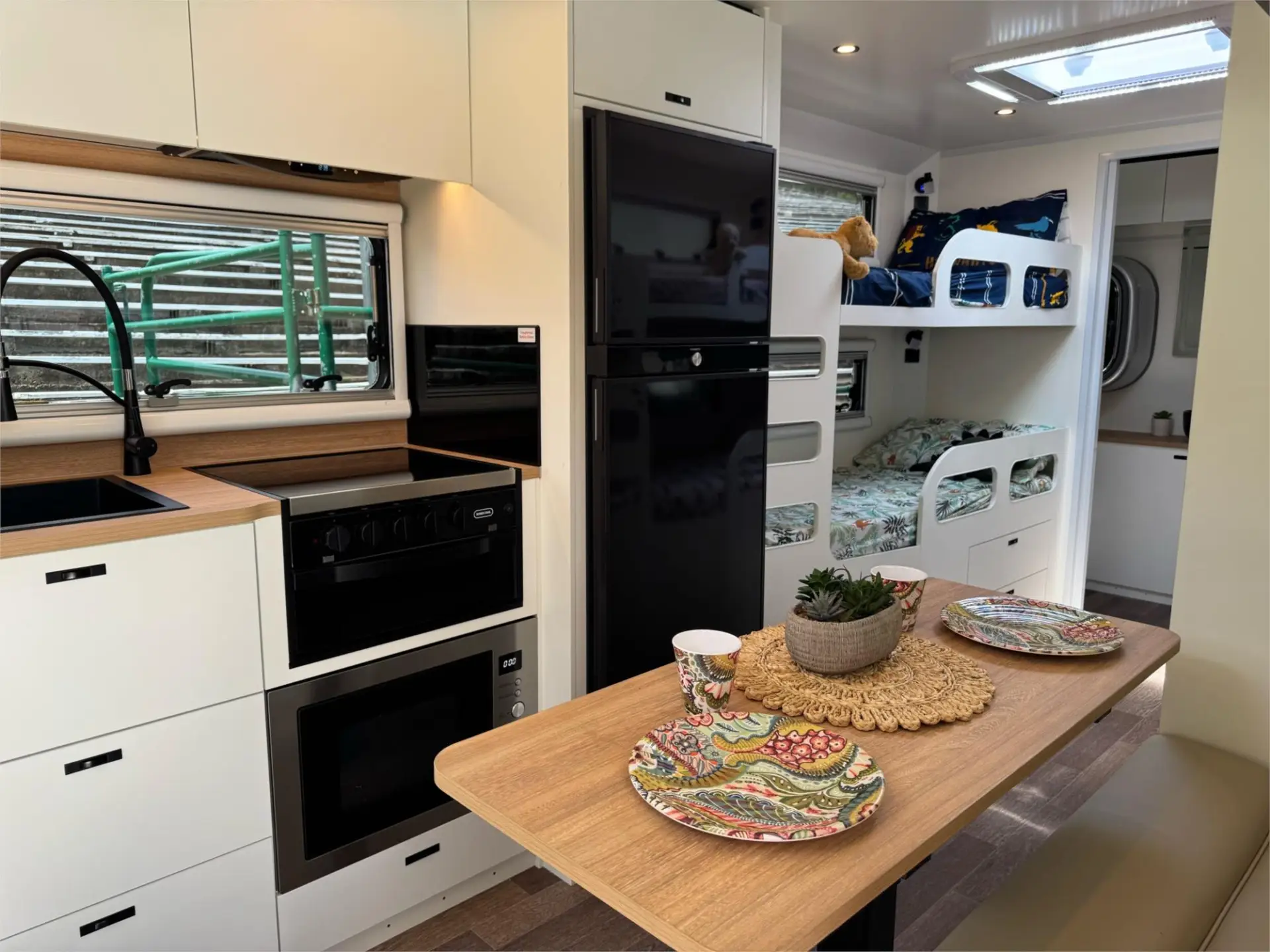 https://media-caravea.syd1.digitaloceanspaces.com/caravans/95EIC14929/exterior-9.webp