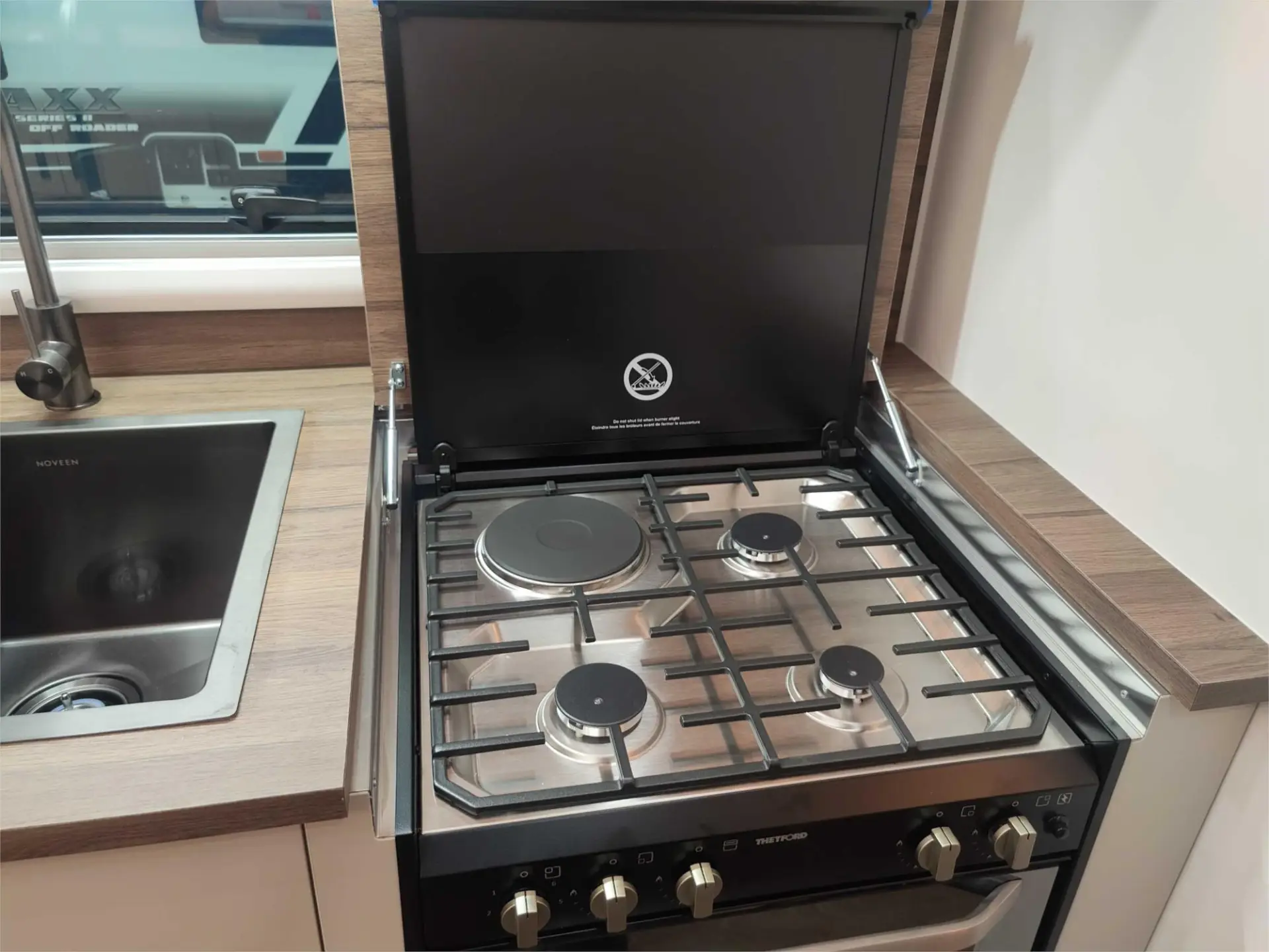 https://media-caravea.syd1.digitaloceanspaces.com/caravans/95EIC15159/exterior-10.webp